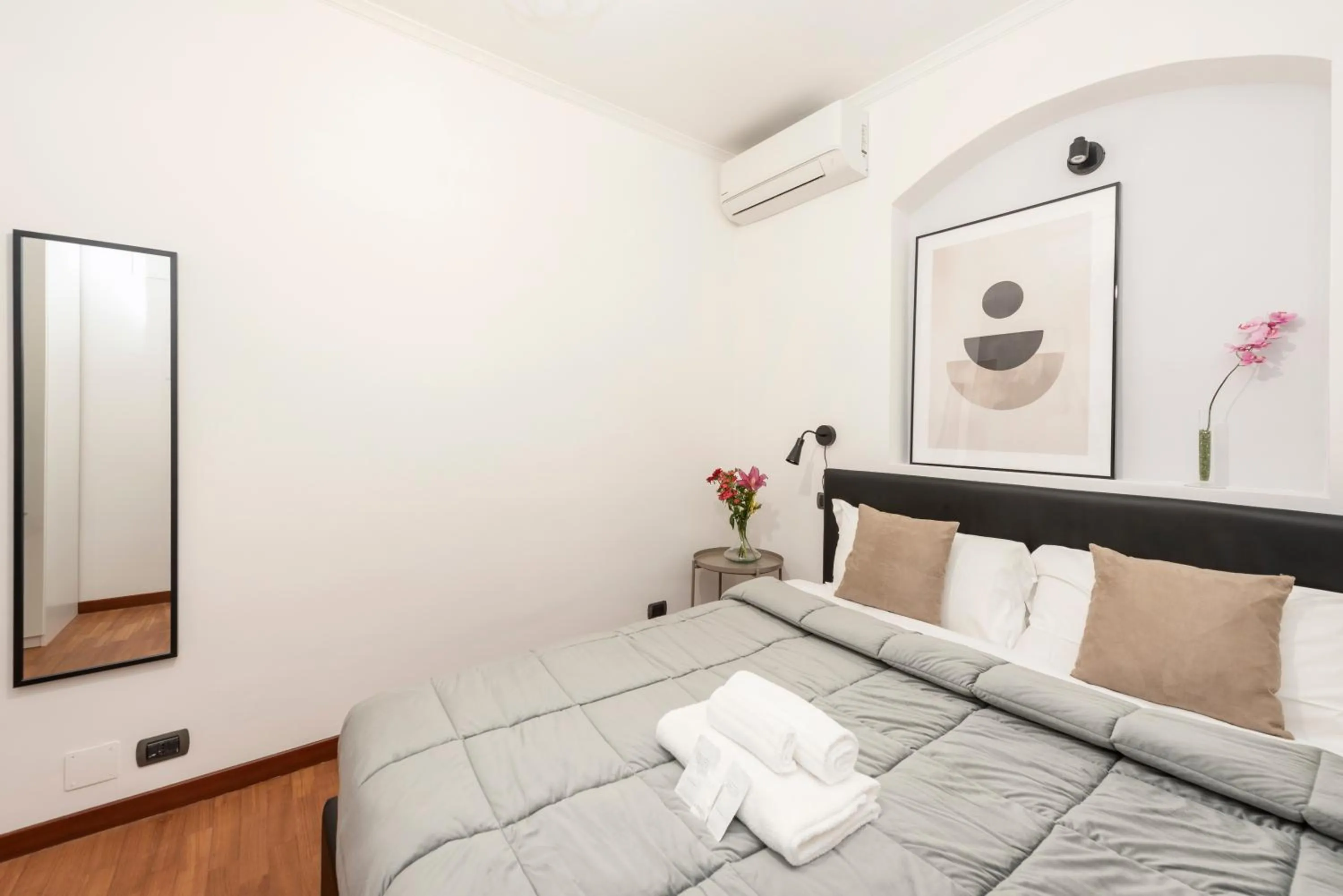 Bedroom, Bed in White Rooms Colosseo