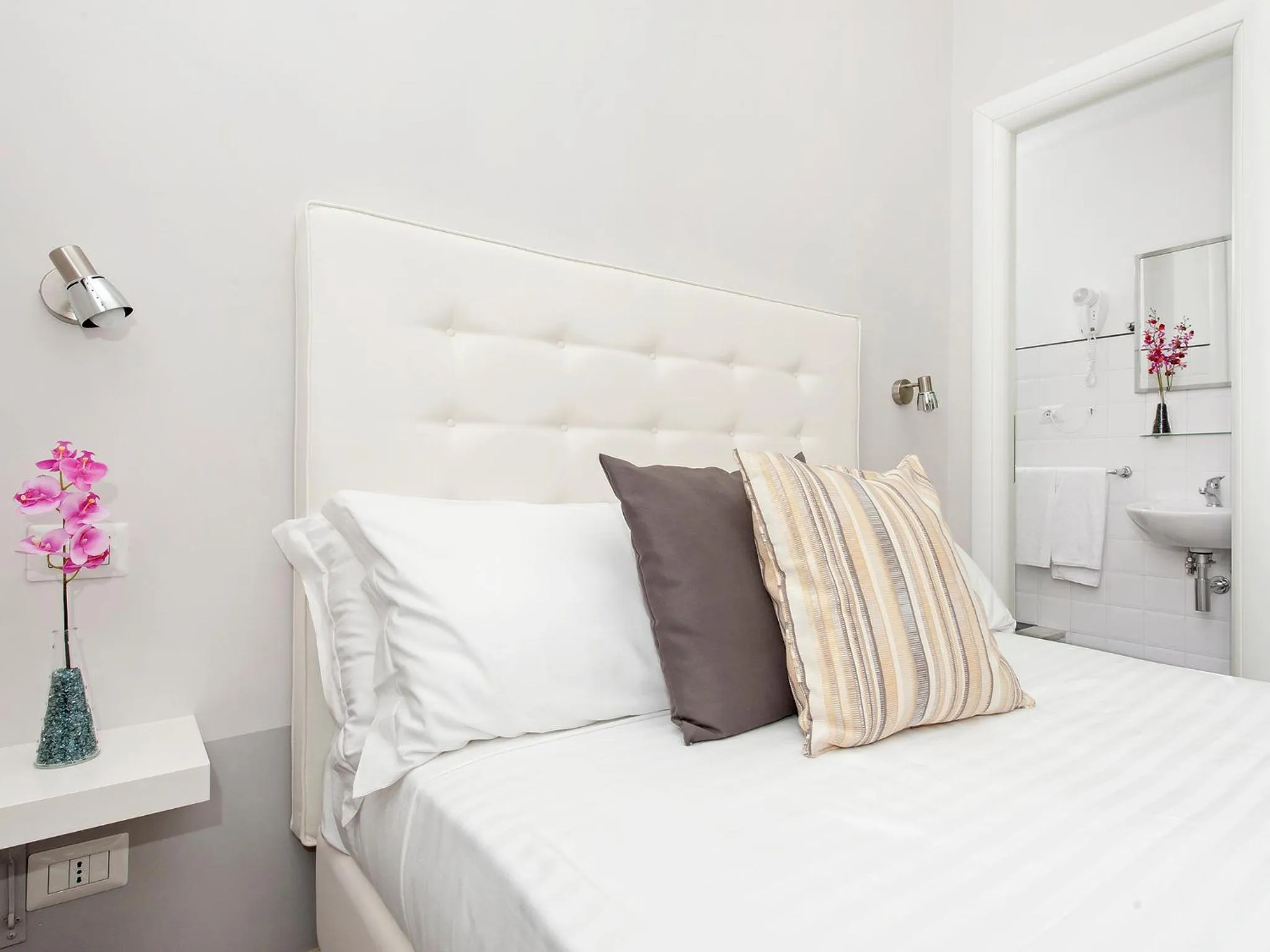 Decorative detail, Bed in White Rooms Colosseo