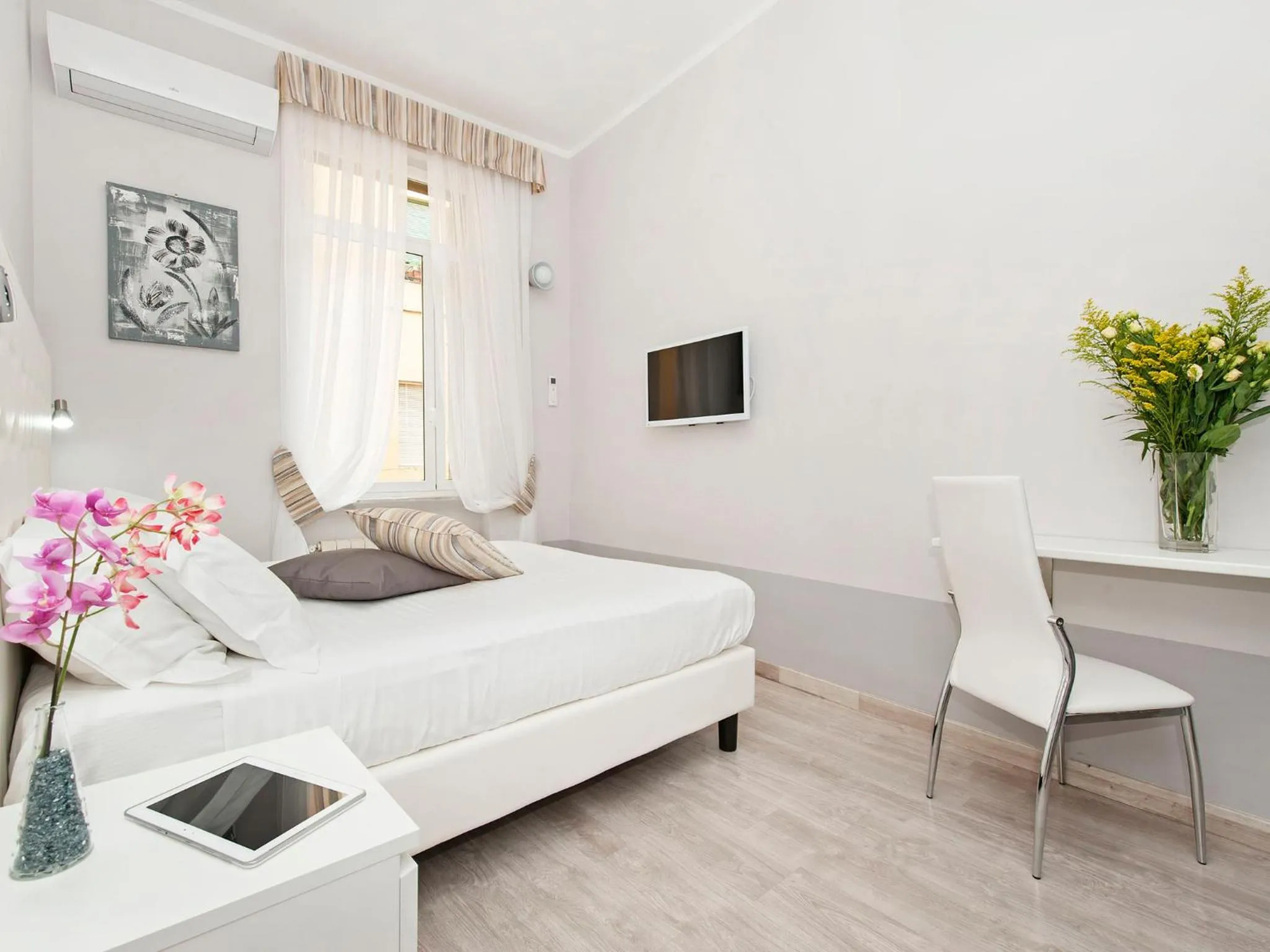 Decorative detail, Bed in White Rooms Colosseo