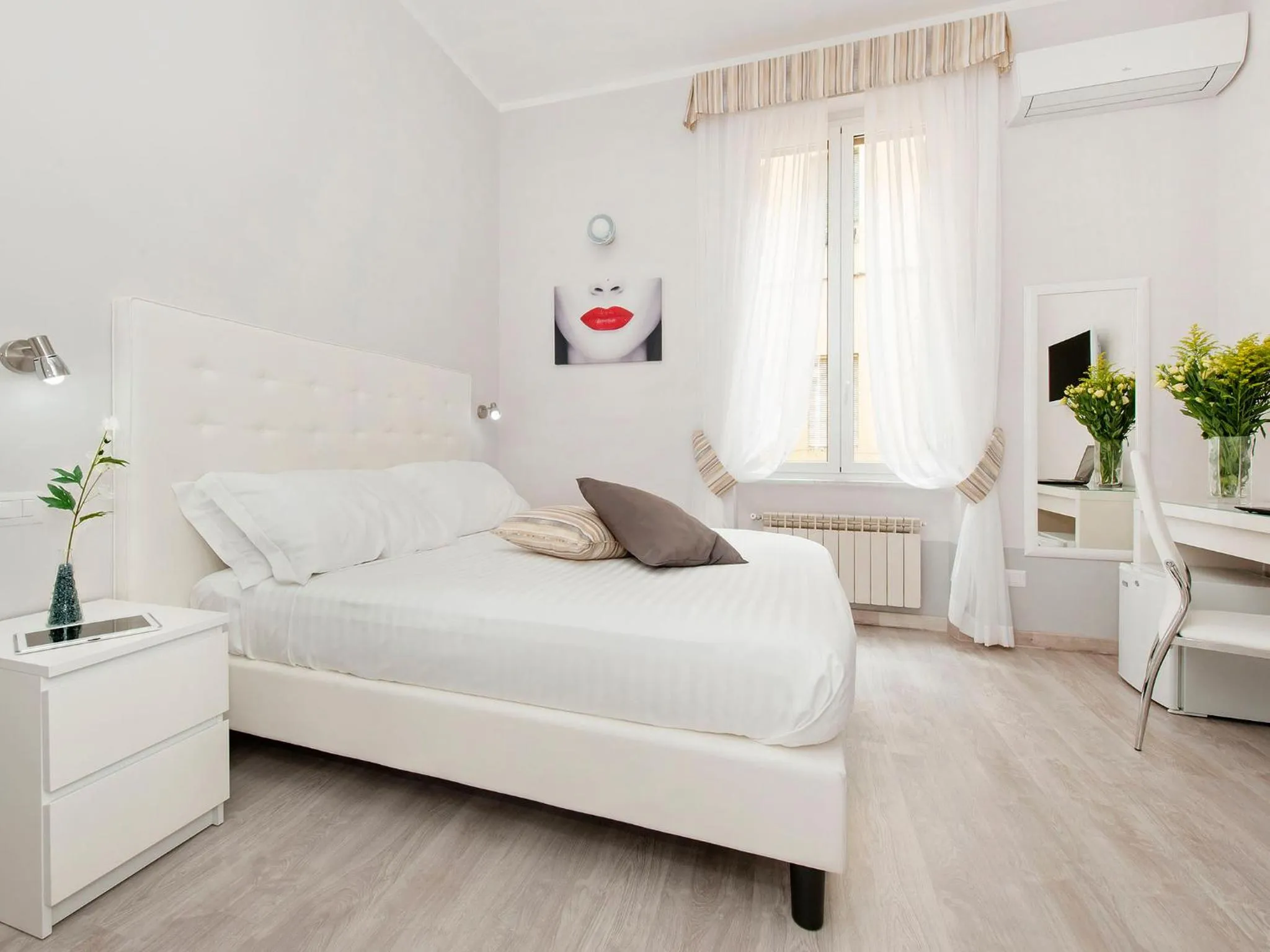 Photo of the whole room, Bed in White Rooms Colosseo