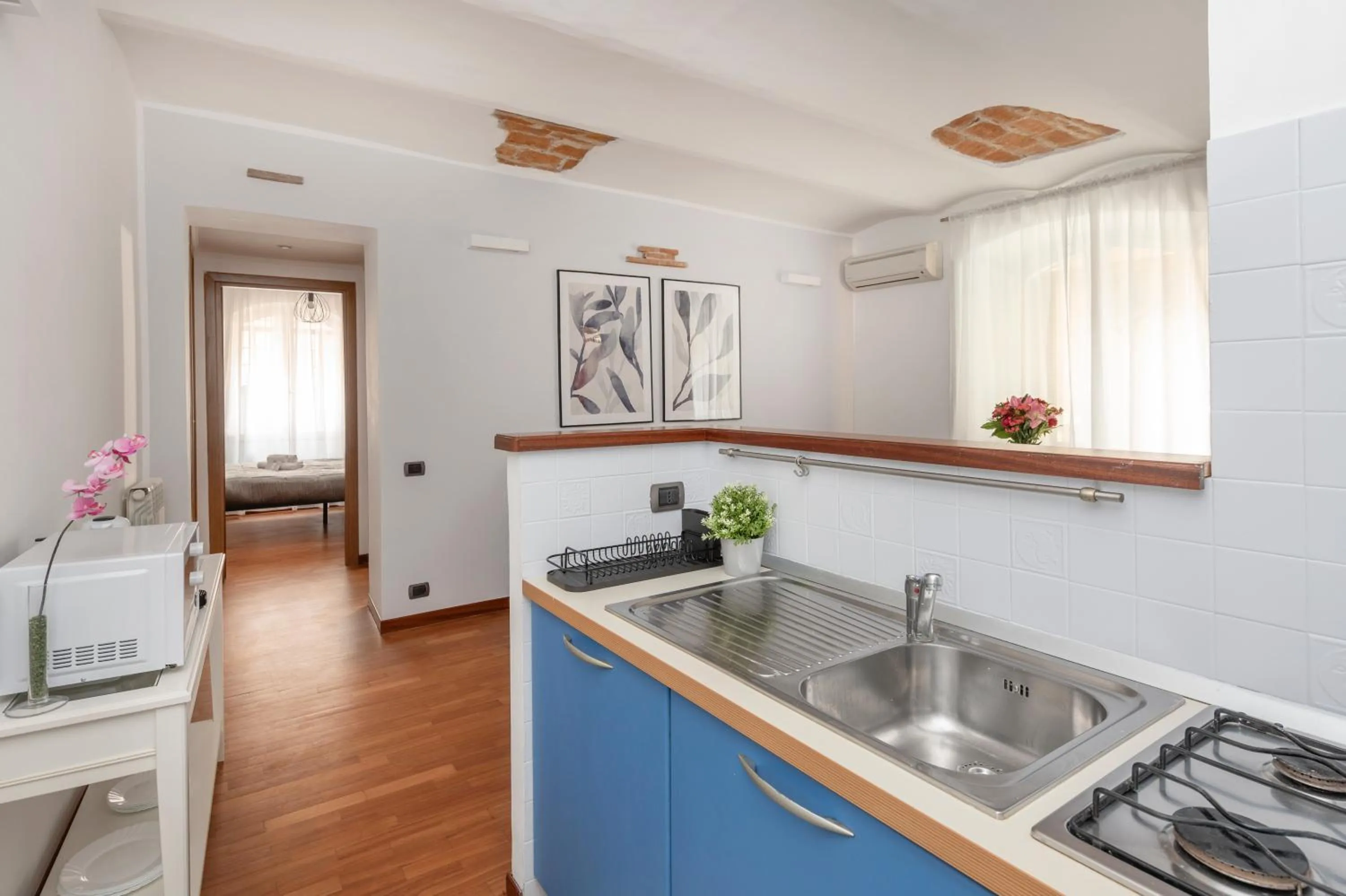 Kitchen or kitchenette in White Rooms Colosseo