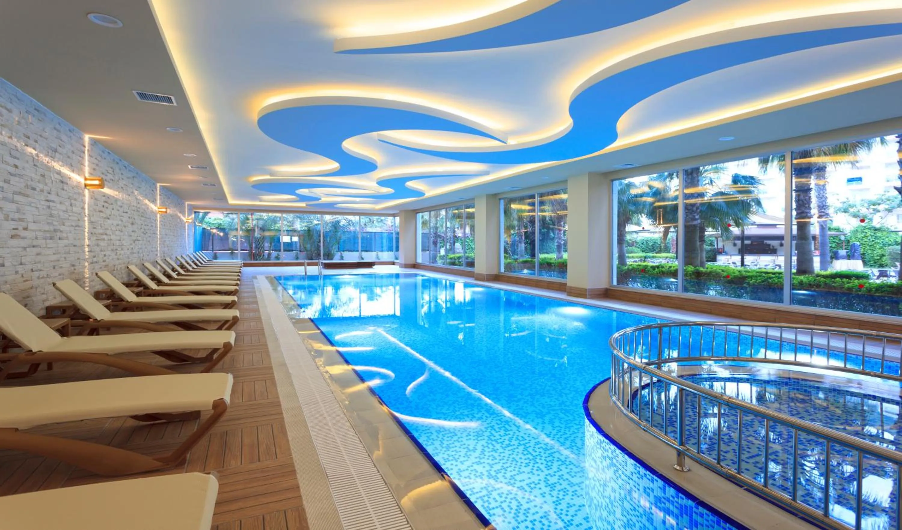 Swimming pool in Royal Garden Beach Hotel