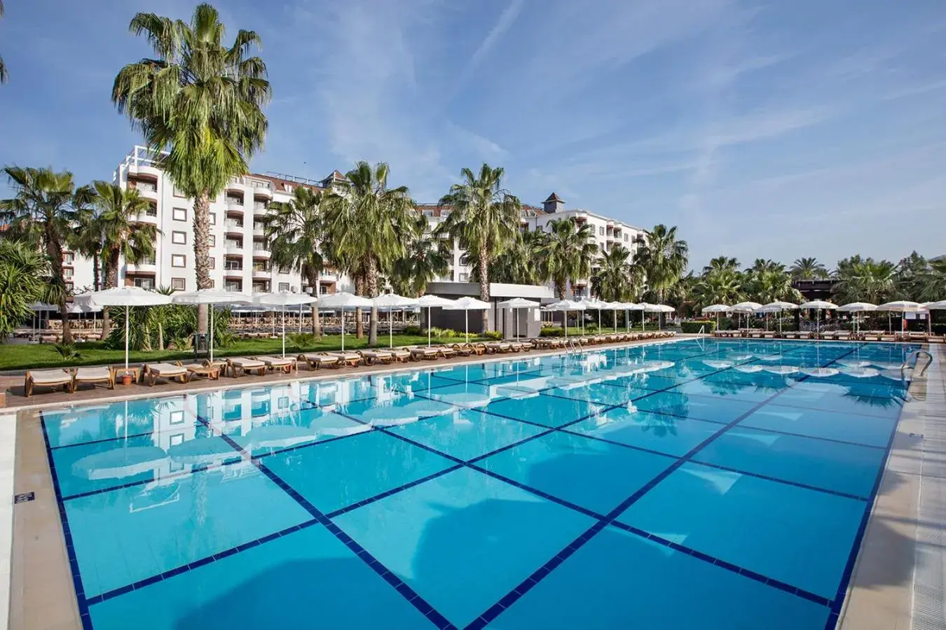 Swimming pool in Royal Garden Beach Hotel Swimming pool in Royal Garden Beach Hotel