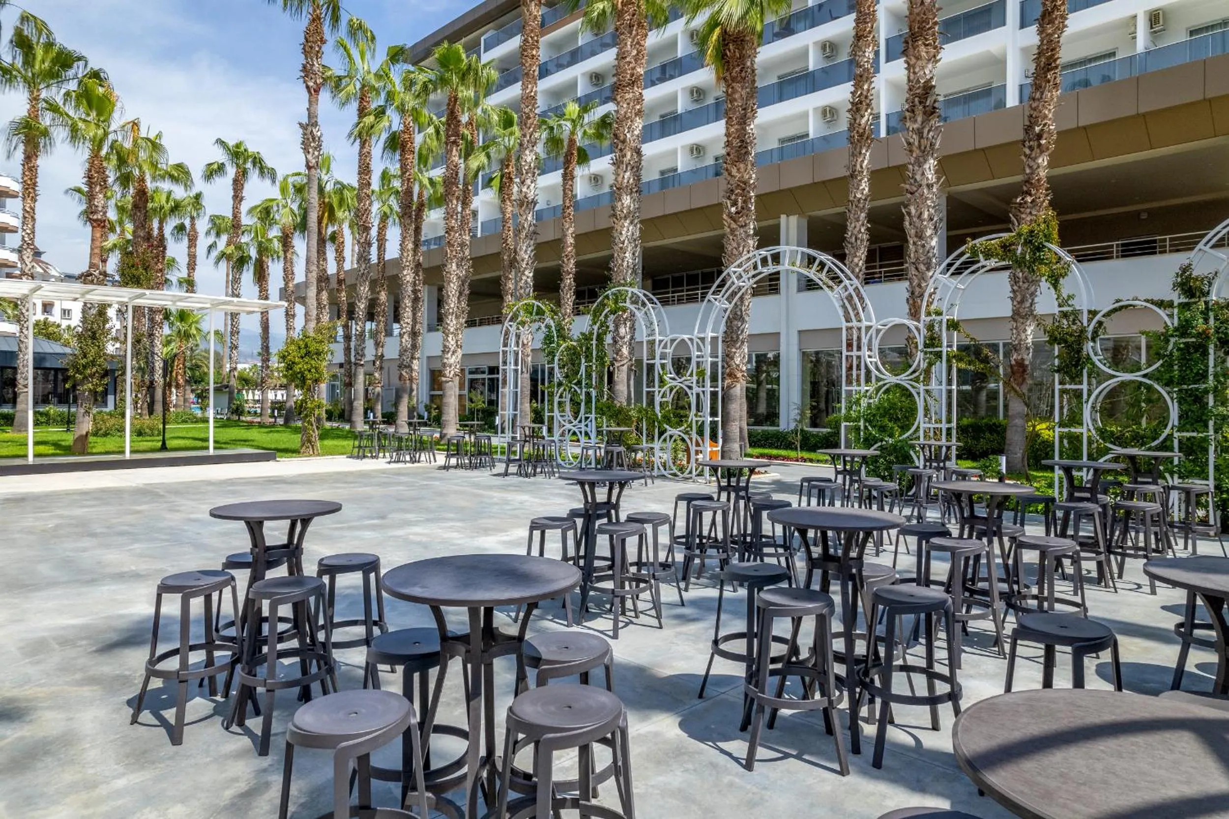 Lounge or bar in Royal Garden Beach Hotel
