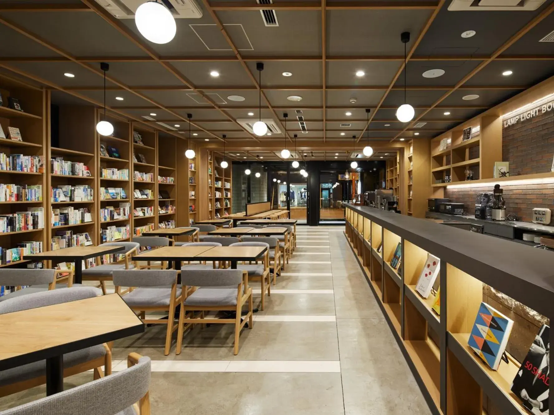 Lounge or bar in LAMP LIGHT BOOKS HOTEL sapporo Lounge or bar in LAMP LIGHT BOOKS HOTEL sapporo