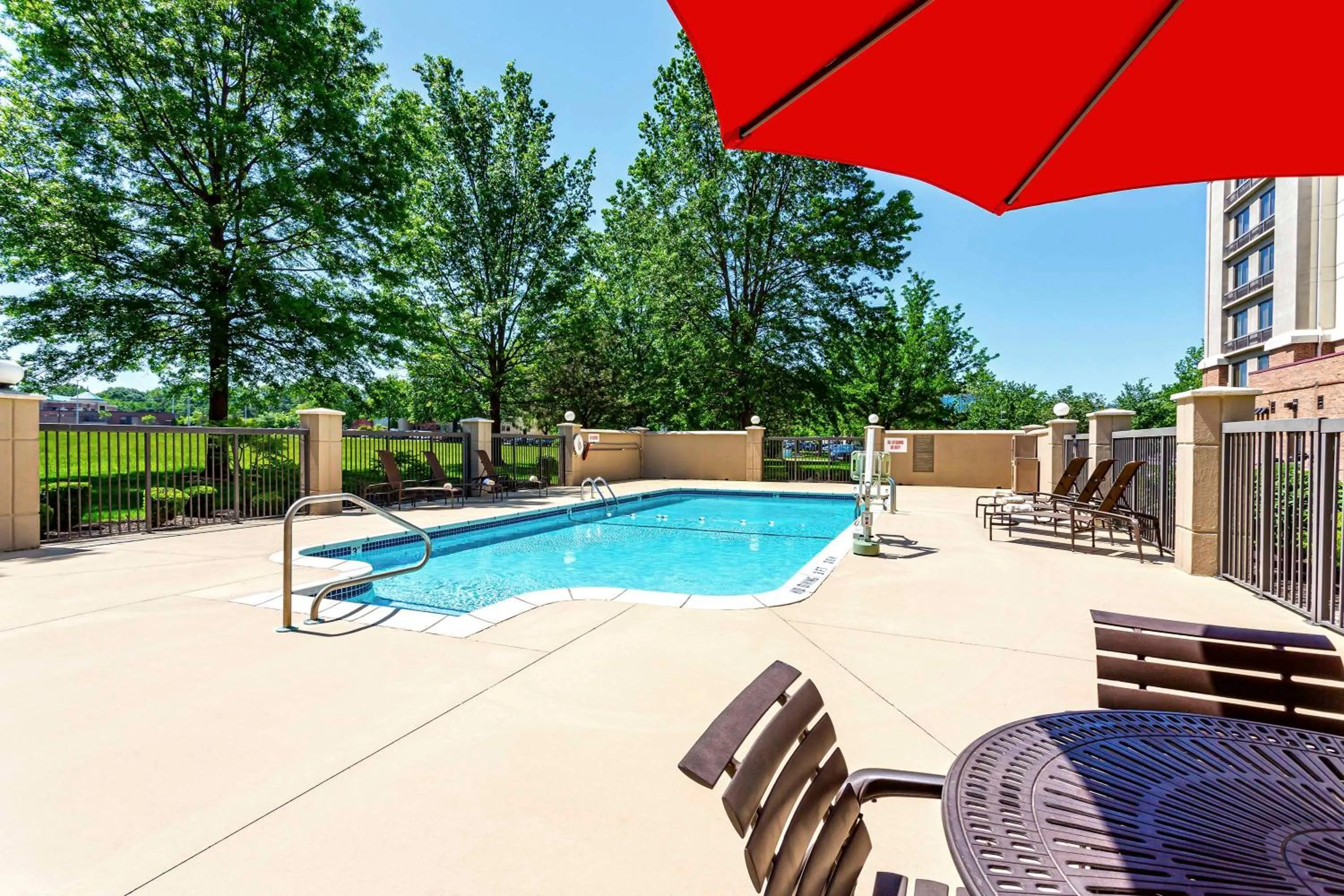 Swimming pool in Hyatt Place Kansas City/Overland Park/Convention Center