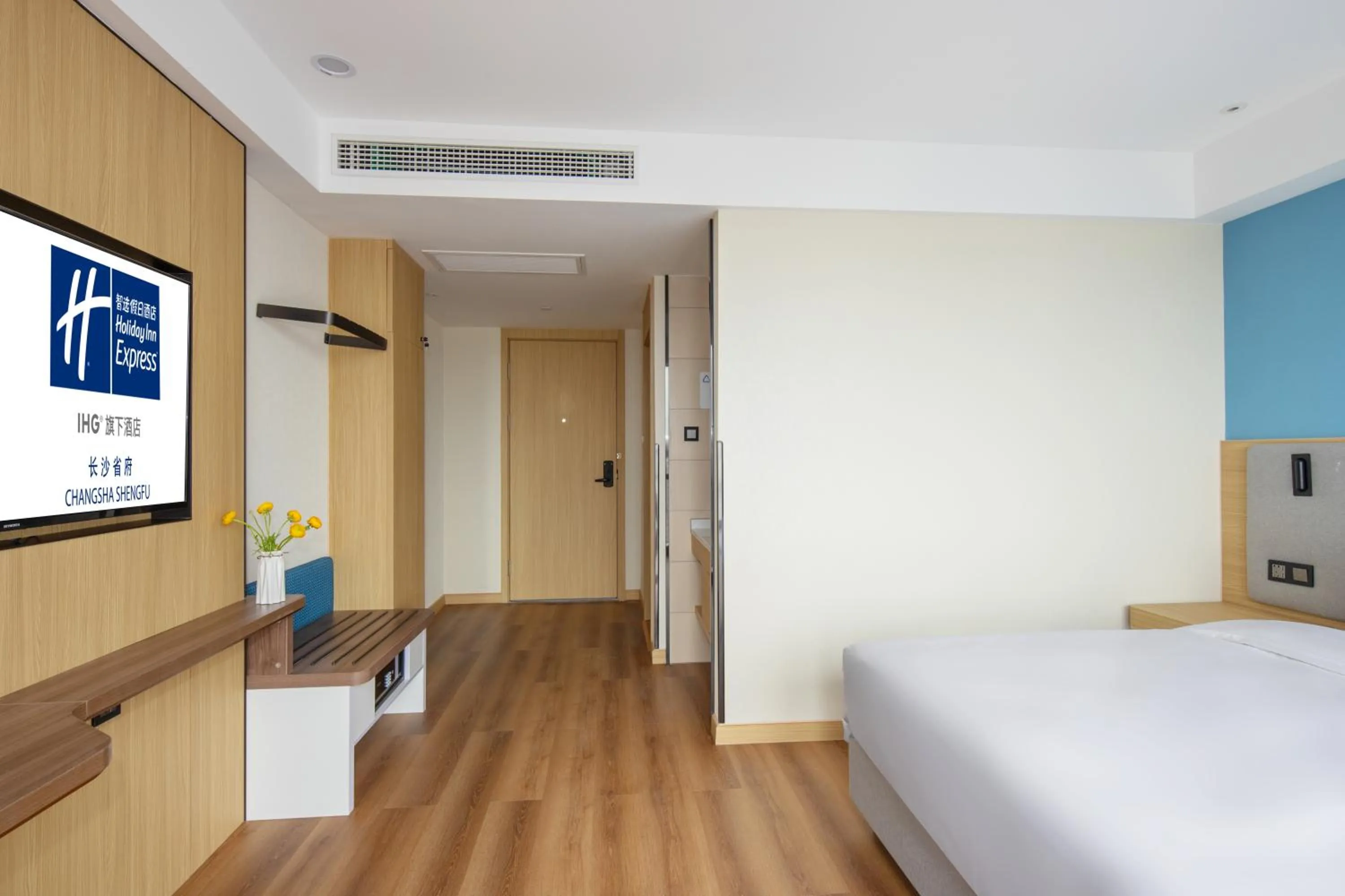 Photo of the whole room, Bed in Holiday Inn Express Changsha Shengfu by IHG