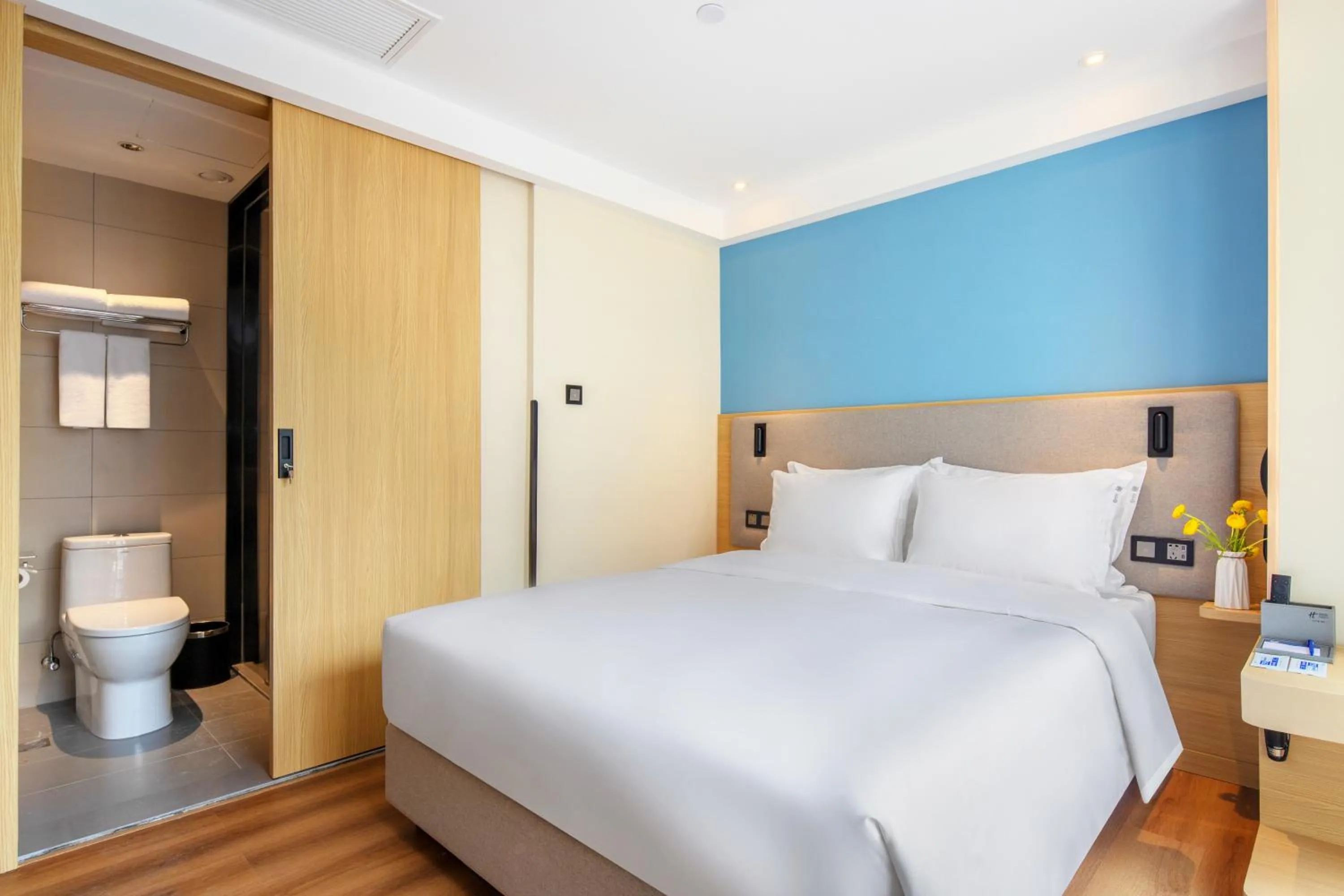 Bed in Holiday Inn Express Changsha Shengfu by IHG