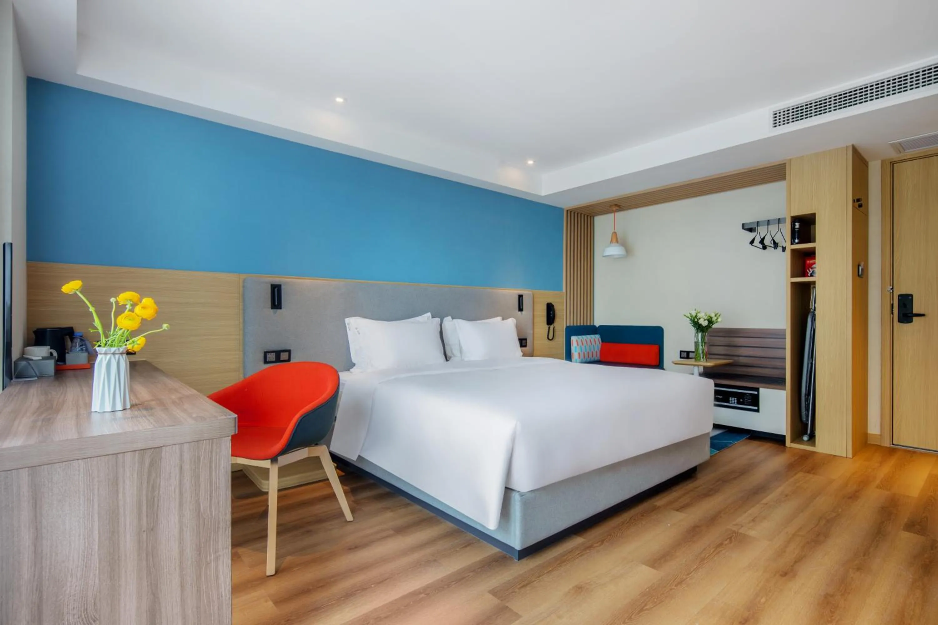 Photo of the whole room, Bed in Holiday Inn Express Changsha Shengfu by IHG