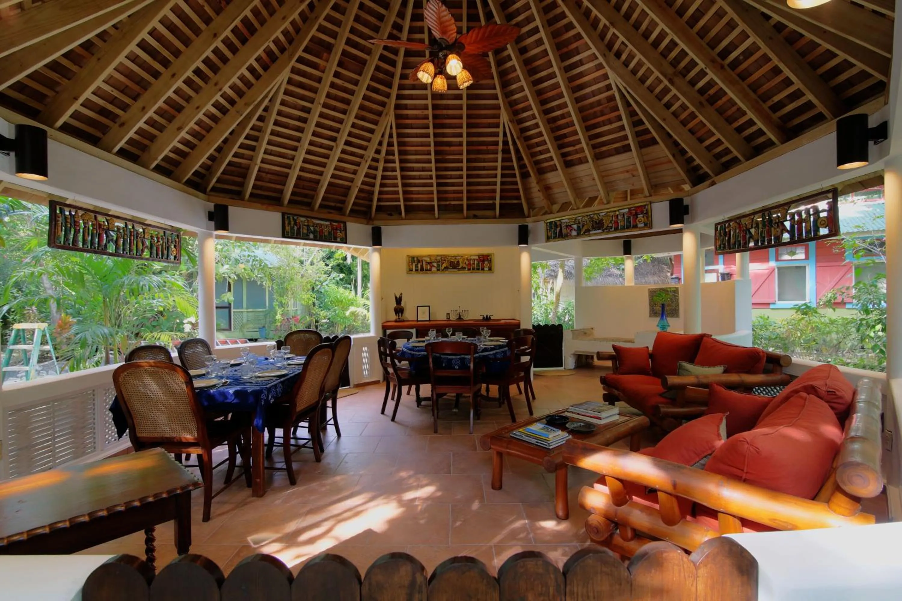 Food and drinks in Tingalaya's Retreat