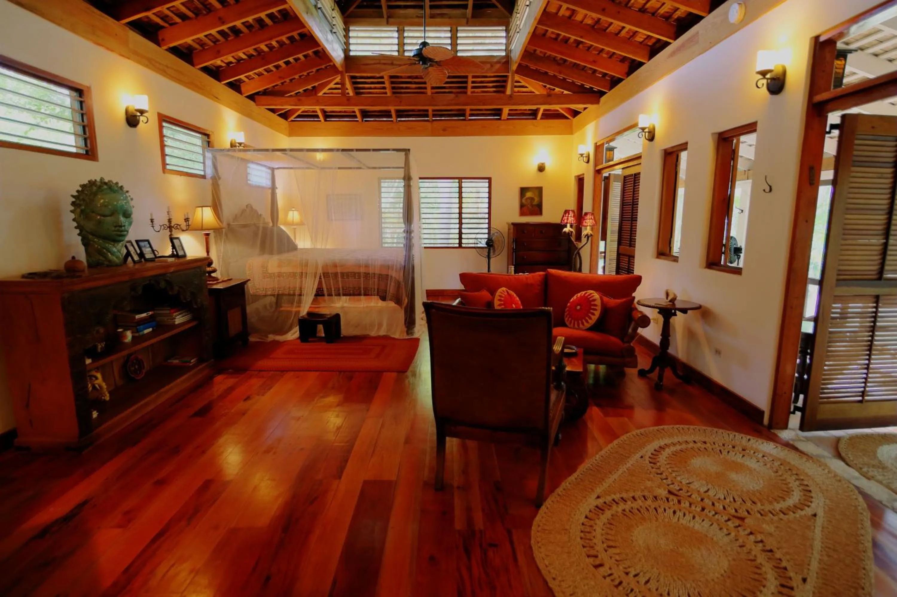 Photo of the whole room in Tingalaya's Retreat