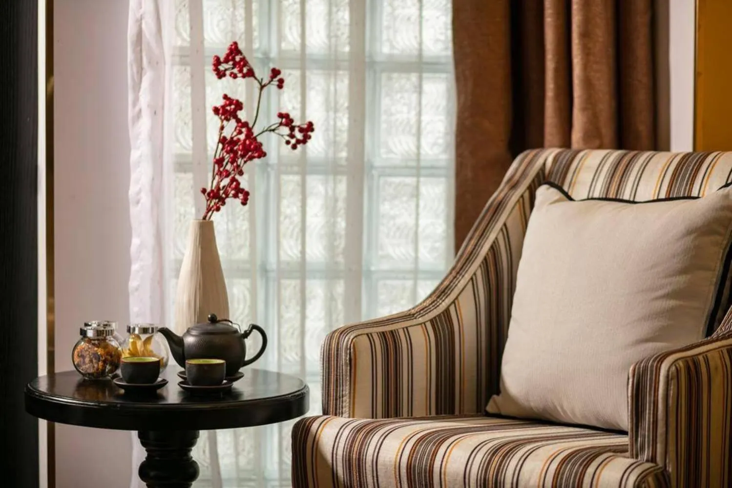 Seating area in Kén Hotel by Connek