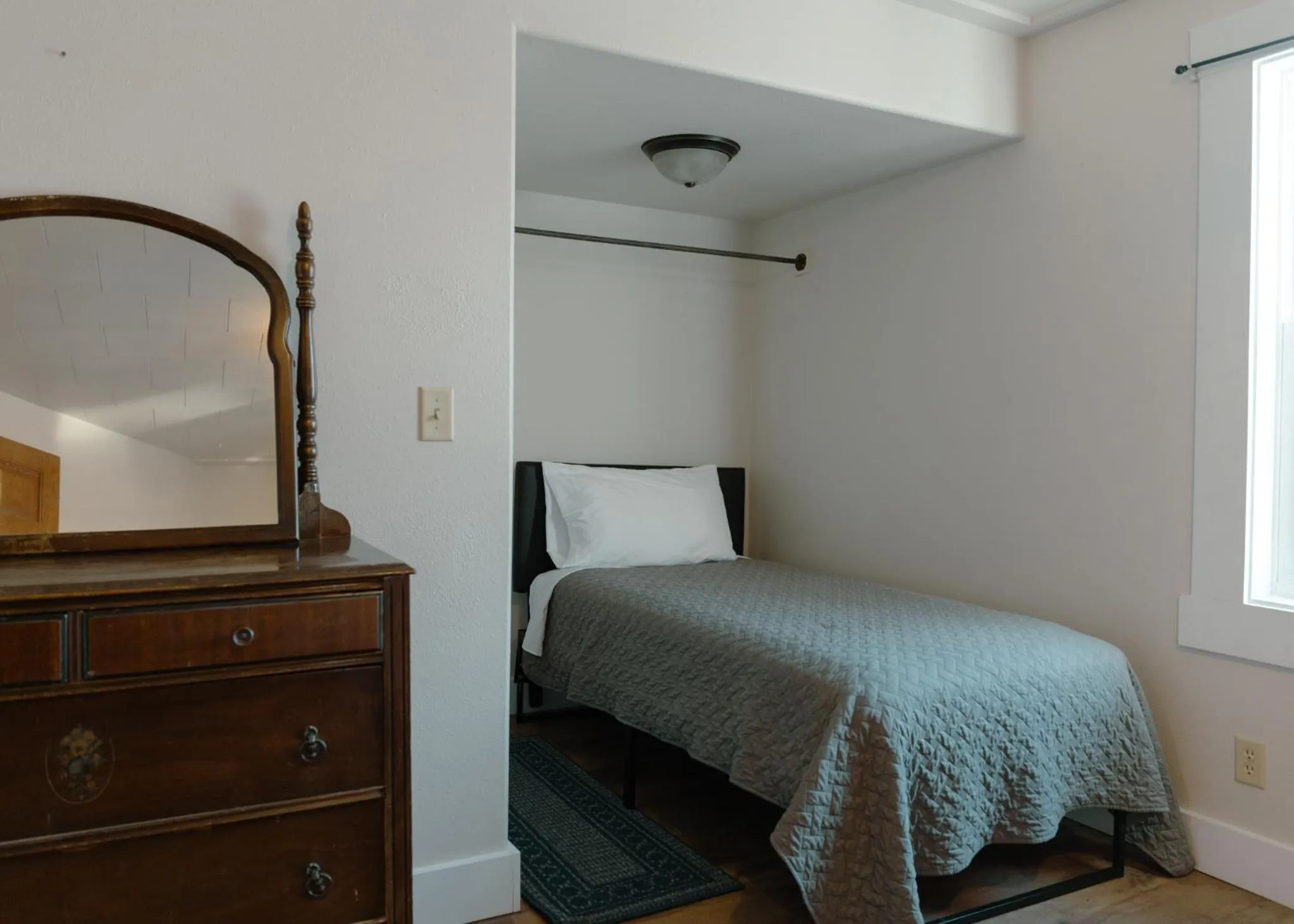 Bed in East Side Motel & Cabins