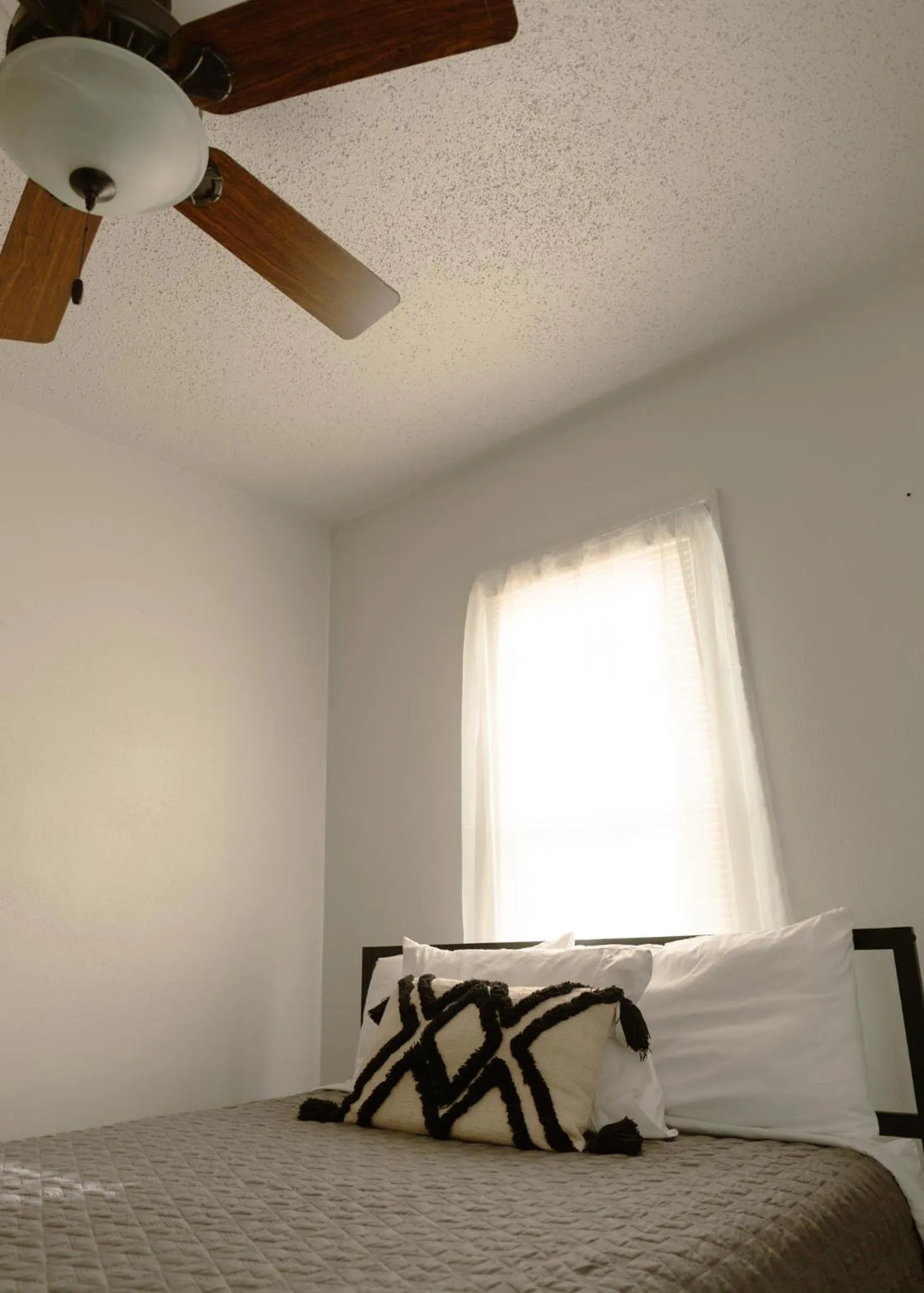 Bed in East Side Motel & Cabins