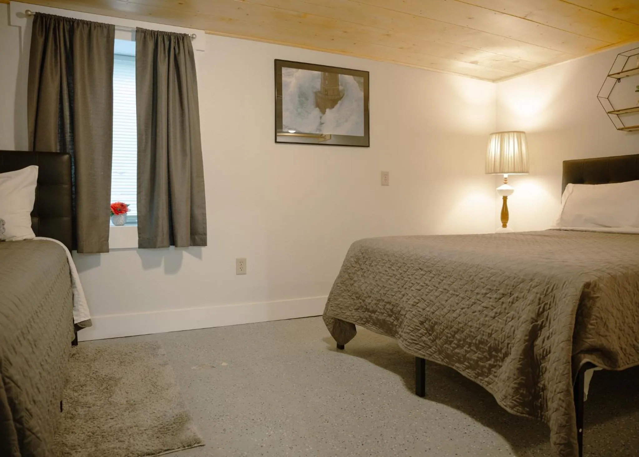 Bed in East Side Motel & Cabins