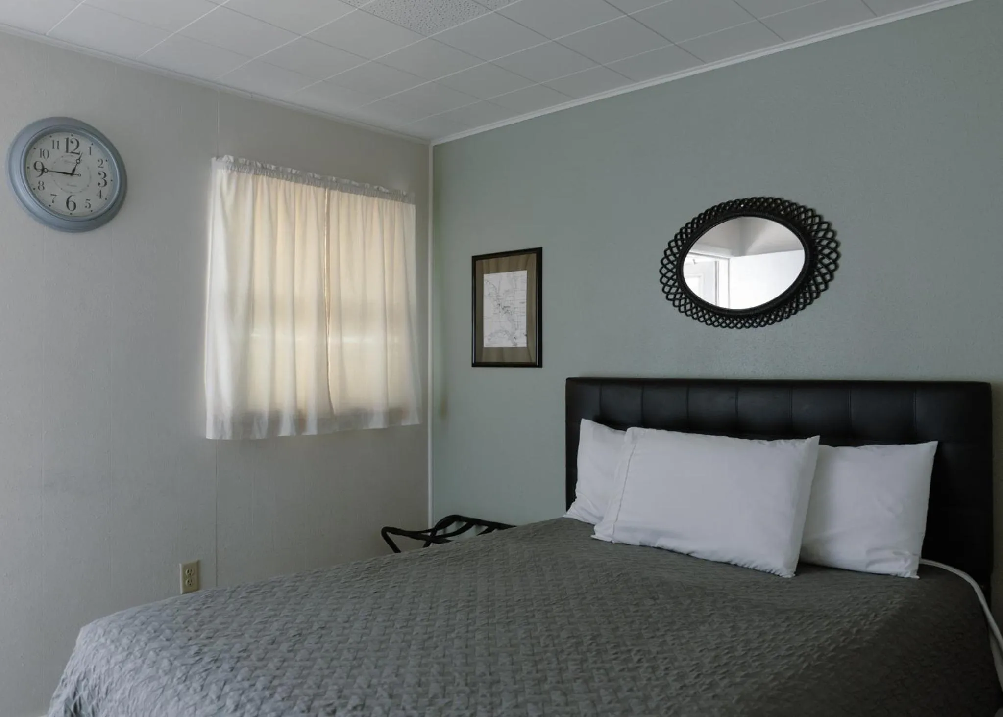 Bed in East Side Motel & Cabins