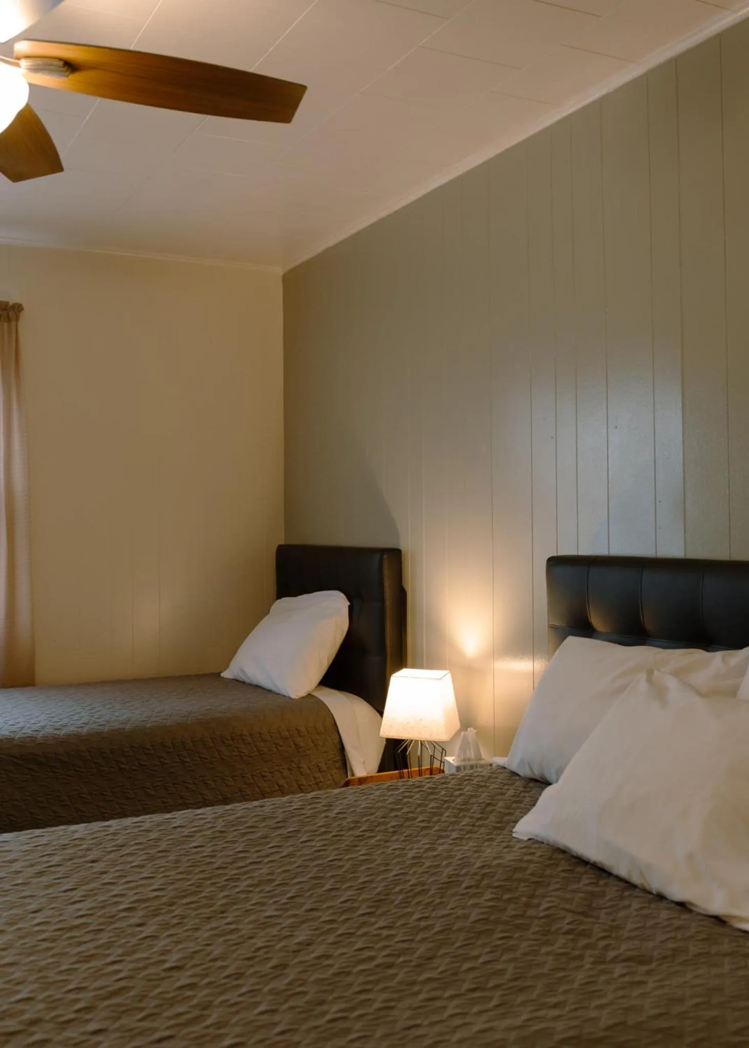 Bed in East Side Motel & Cabins