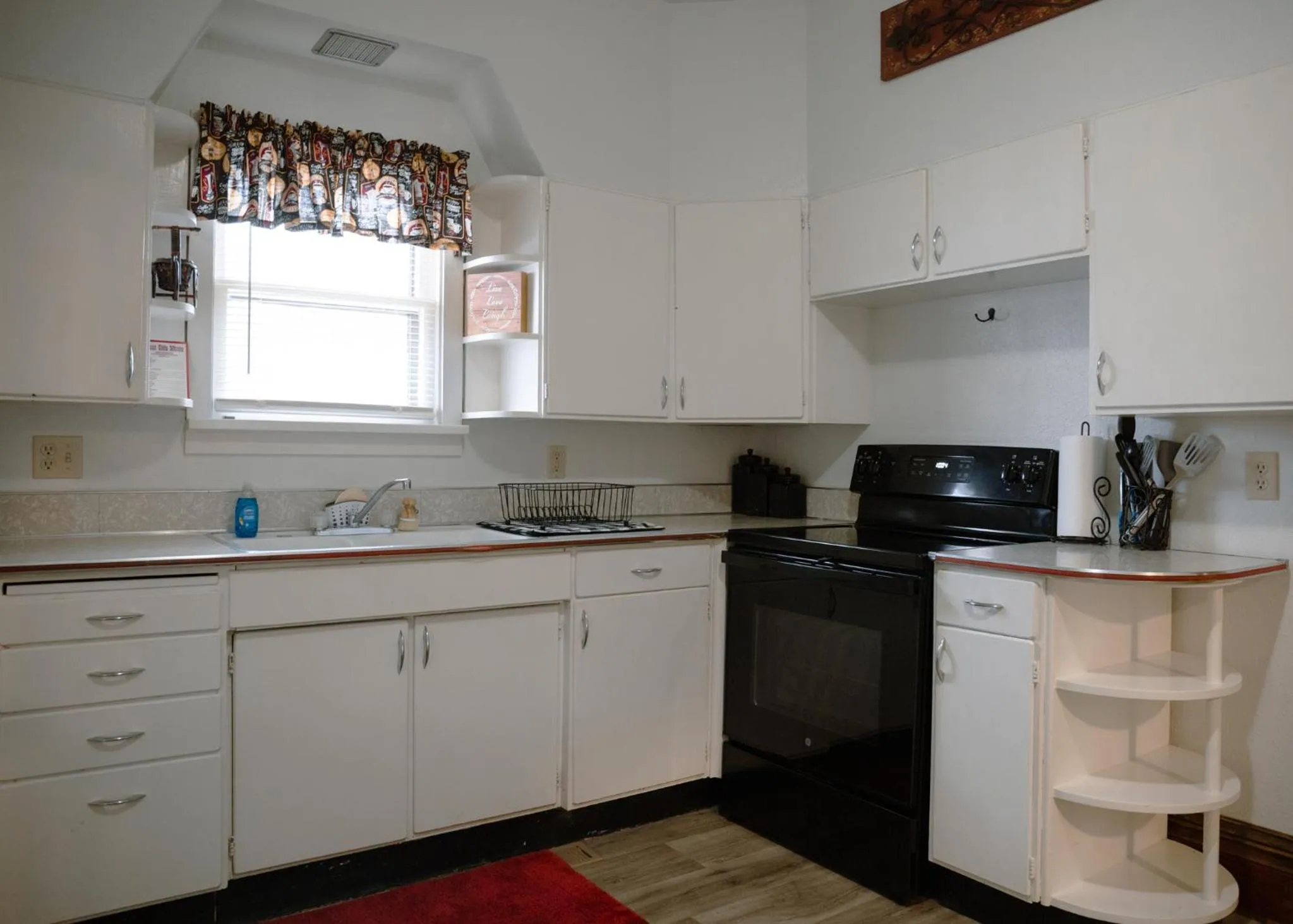 Coffee/tea facilities in East Side Motel & Cabins