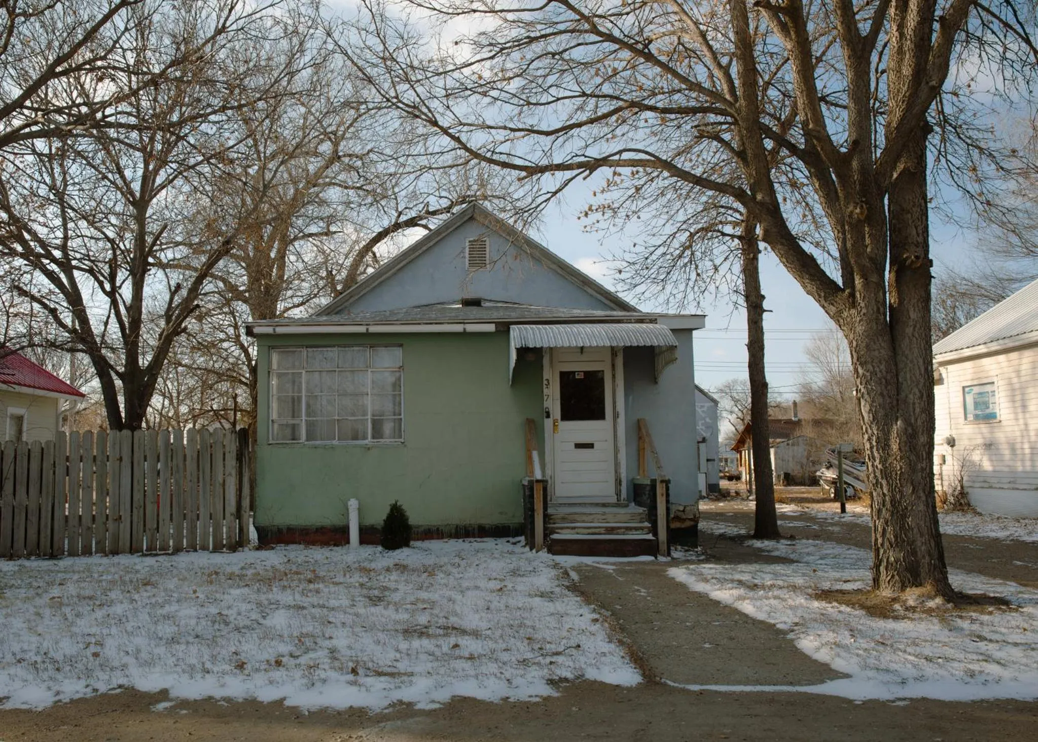 Property building in East Side Motel & Cabins