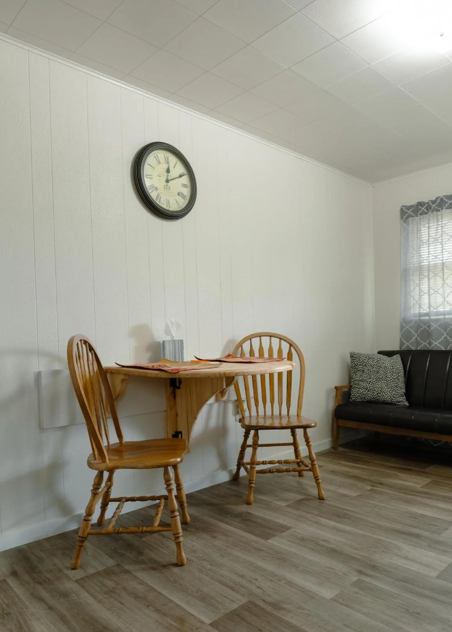 Seating area in East Side Motel & Cabins