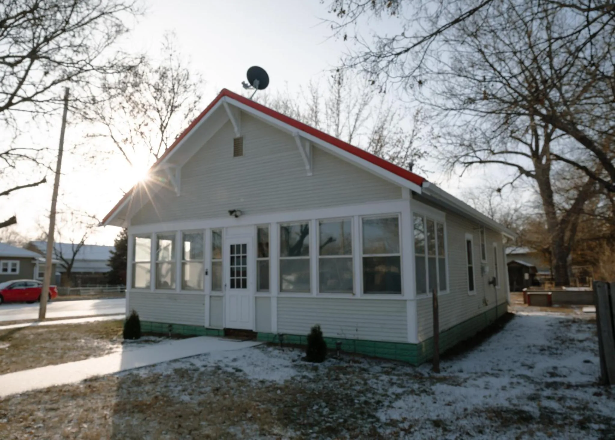 Property building in East Side Motel & Cabins