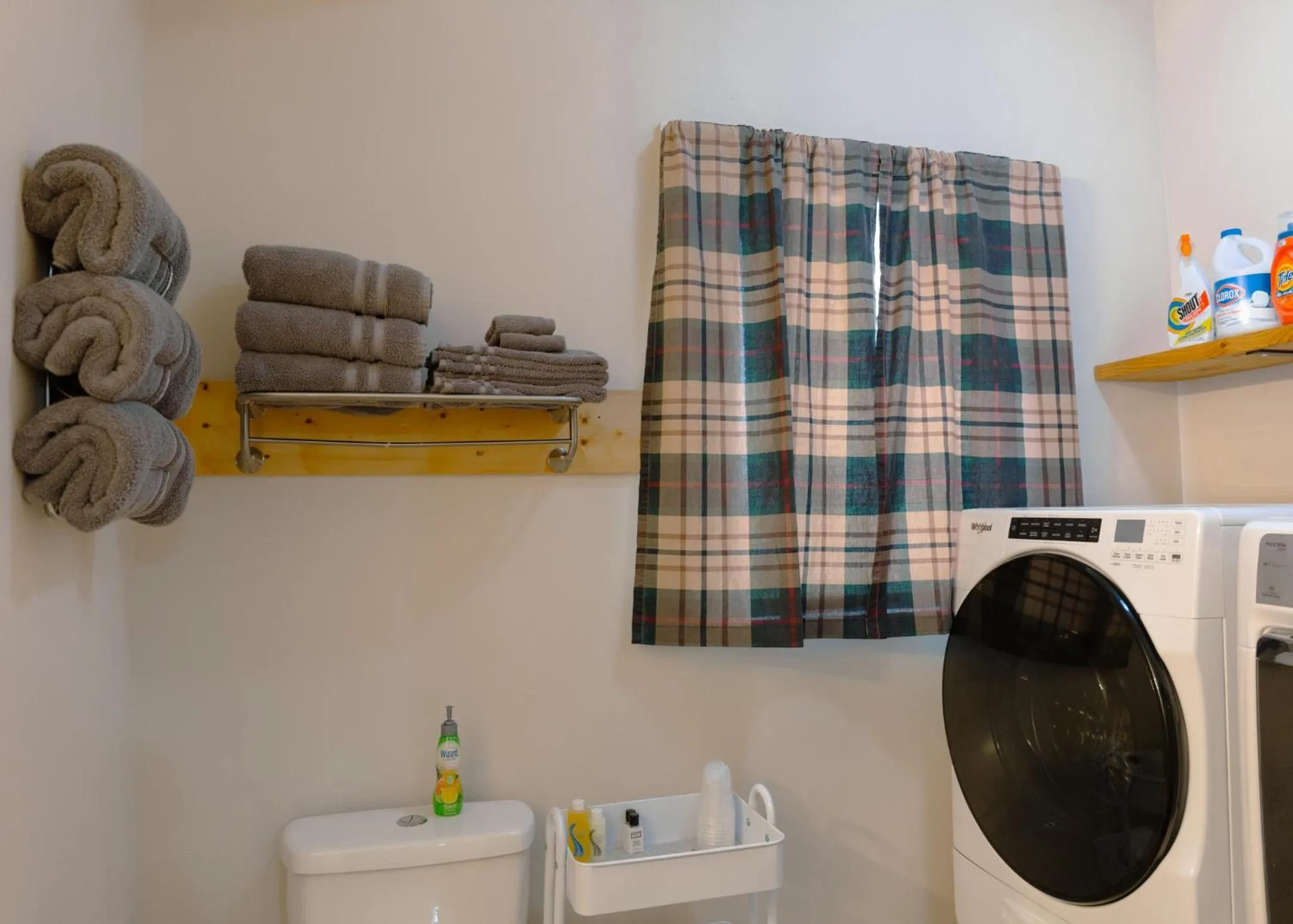 towels in East Side Motel & Cabins