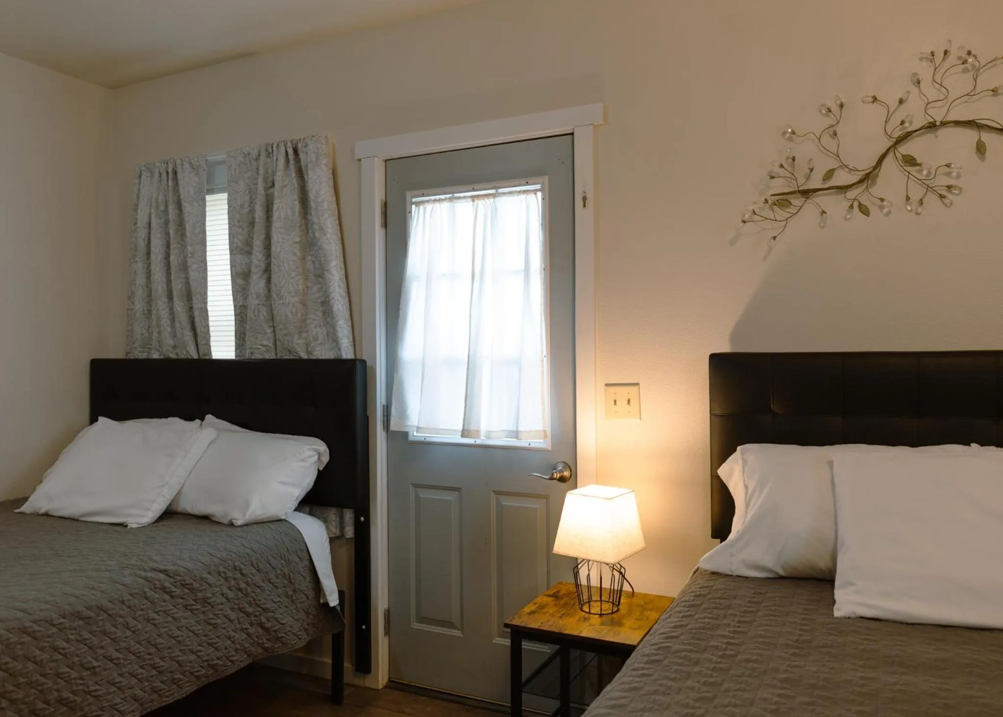 Bed in East Side Motel & Cabins