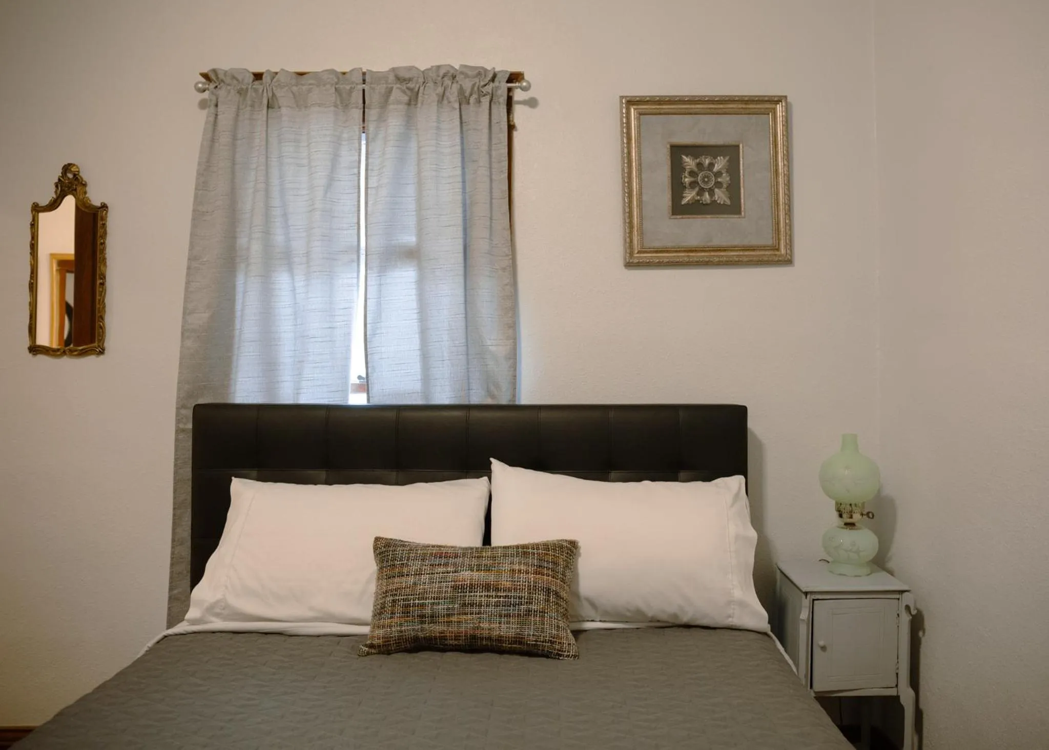 Bed in East Side Motel & Cabins