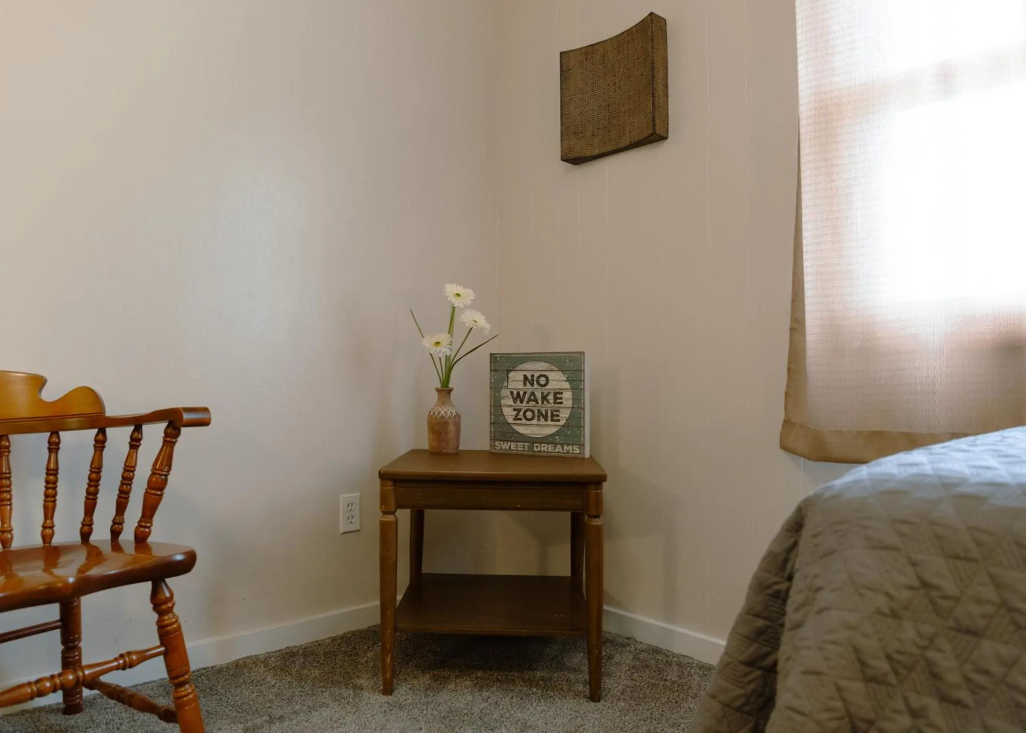 Decorative detail, Bed in East Side Motel & Cabins