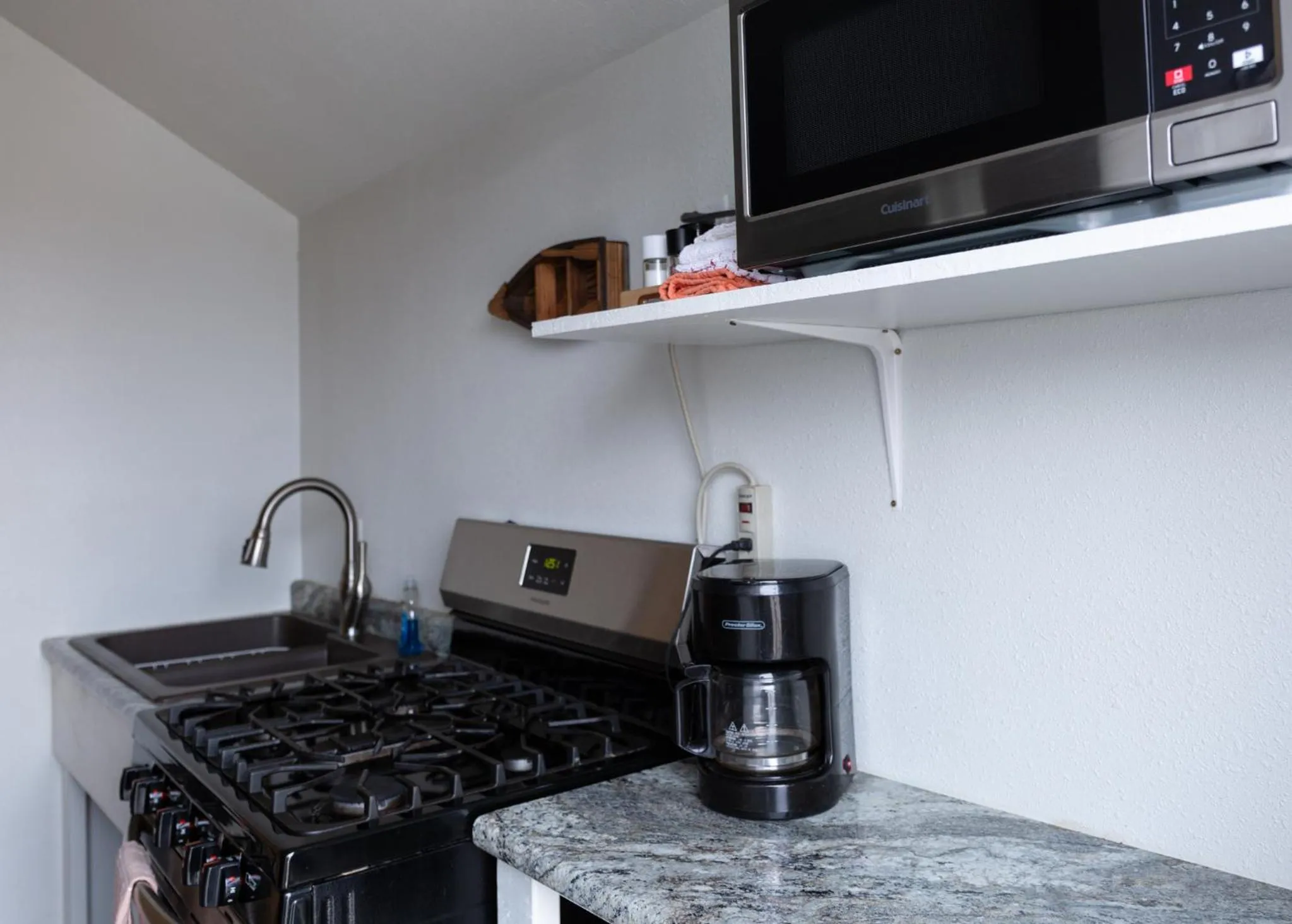 Coffee/tea facilities in East Side Motel & Cabins