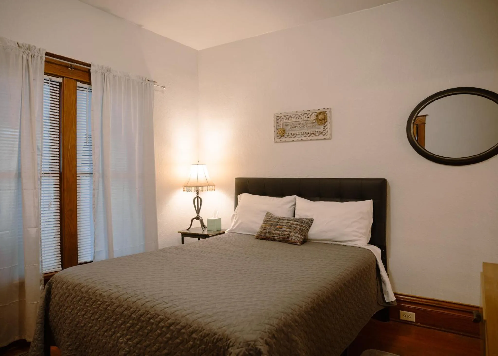 Bed in East Side Motel & Cabins