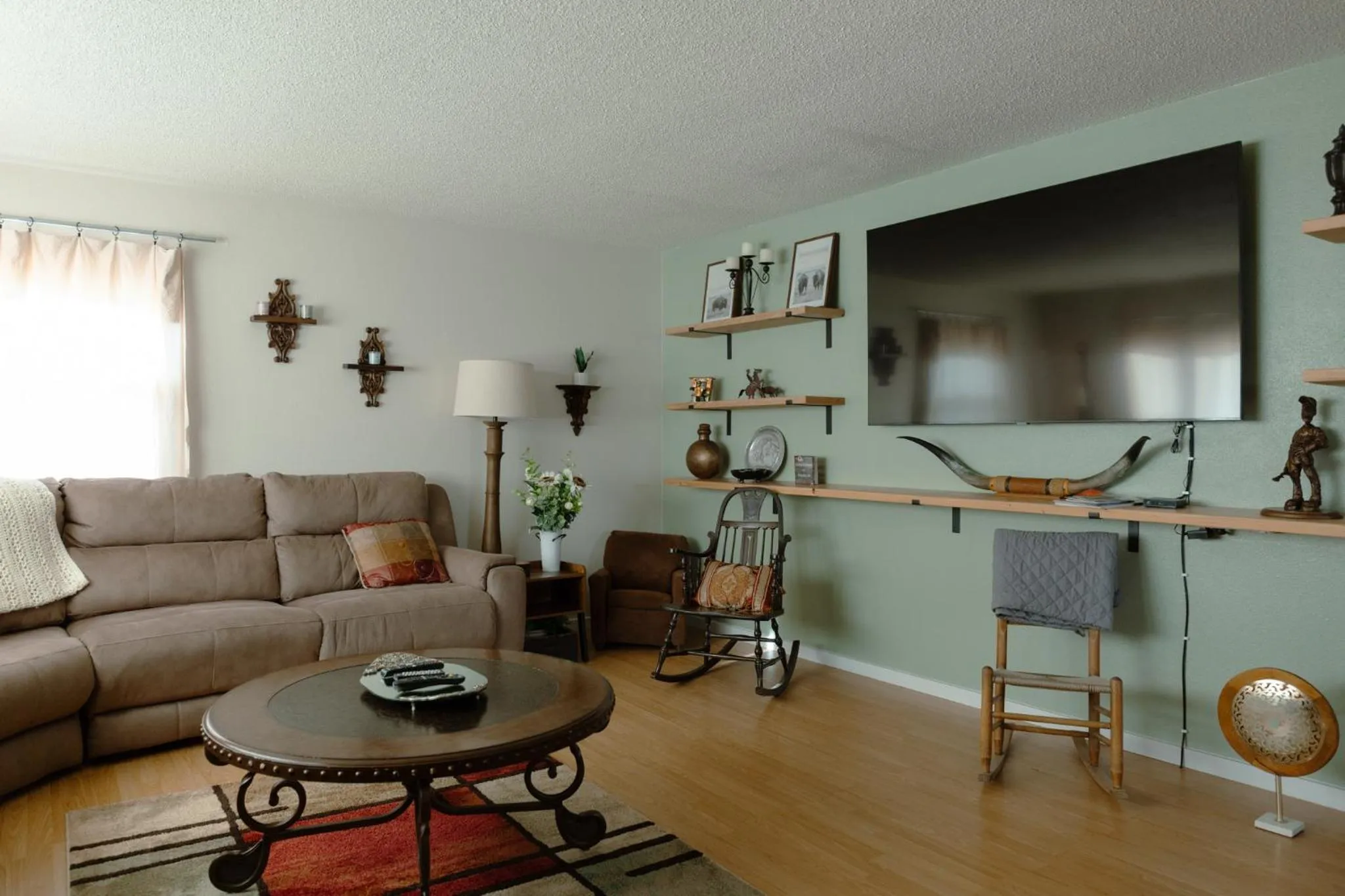 Communal lounge/ TV room in East Side Motel & Cabins