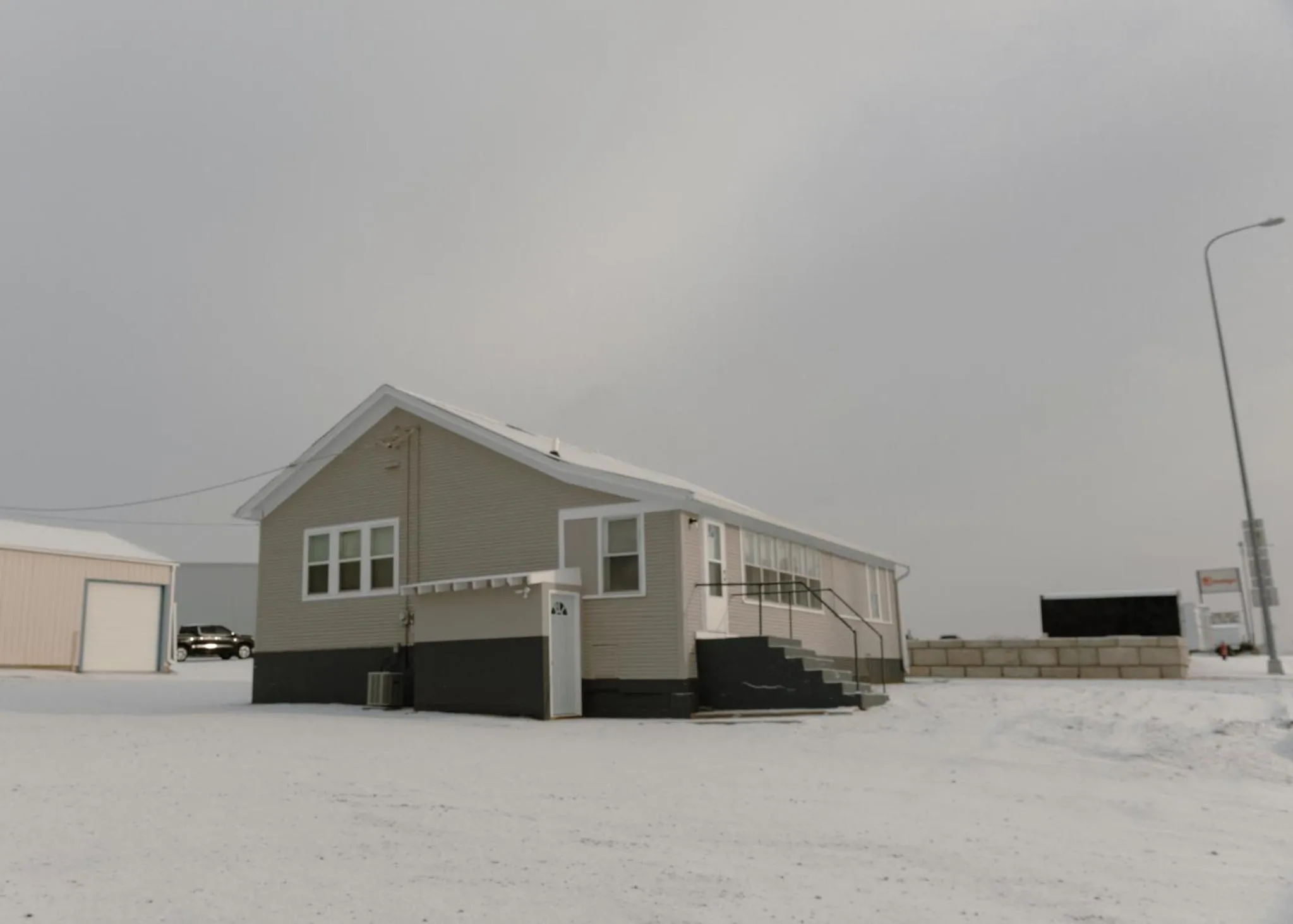 Property building in East Side Motel & Cabins
