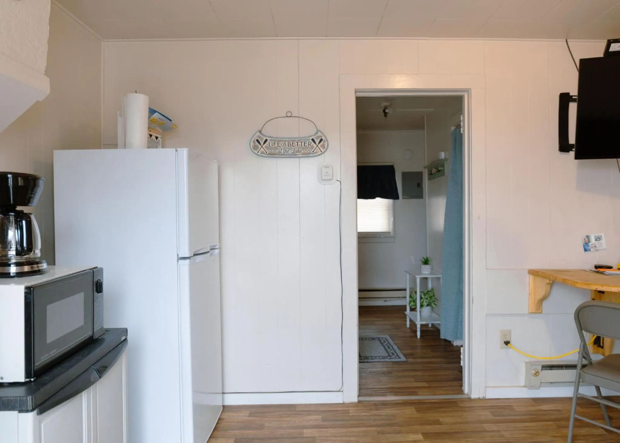 TV and multimedia in East Side Motel & Cabins