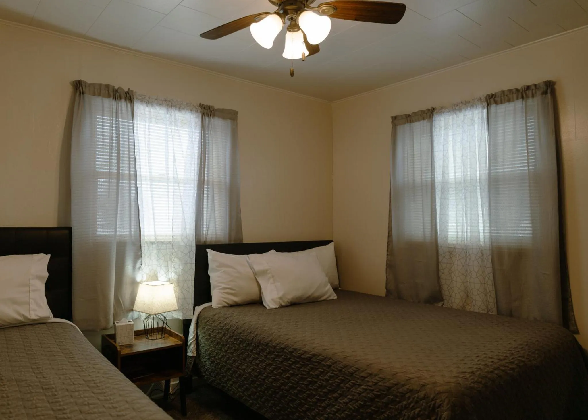 Bed in East Side Motel & Cabins