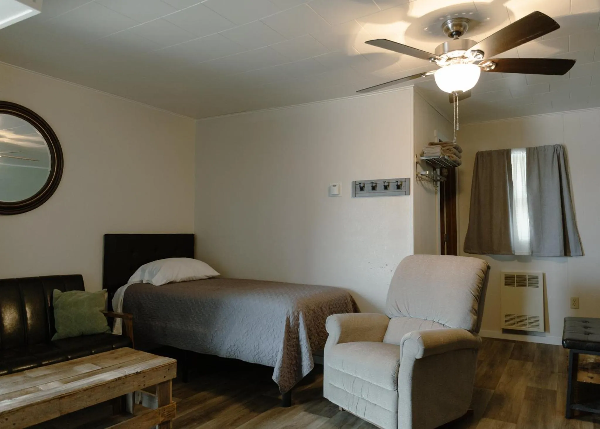 Bed in East Side Motel & Cabins