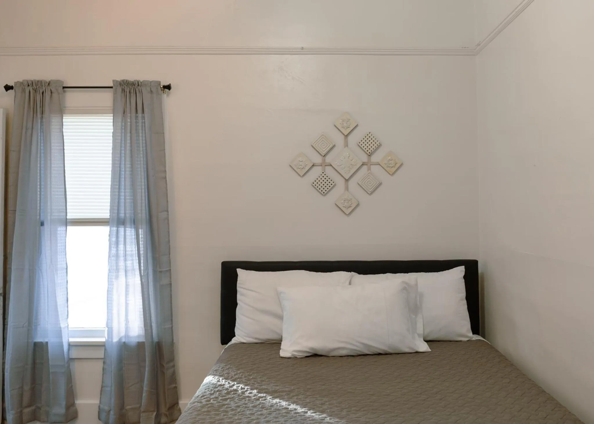 Bed in East Side Motel & Cabins