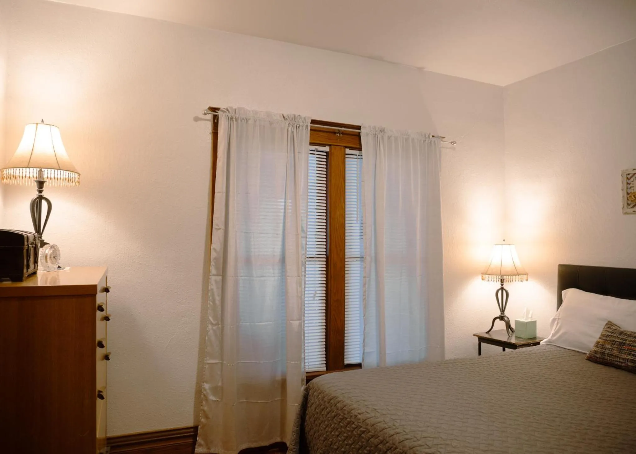 Bed in East Side Motel & Cabins