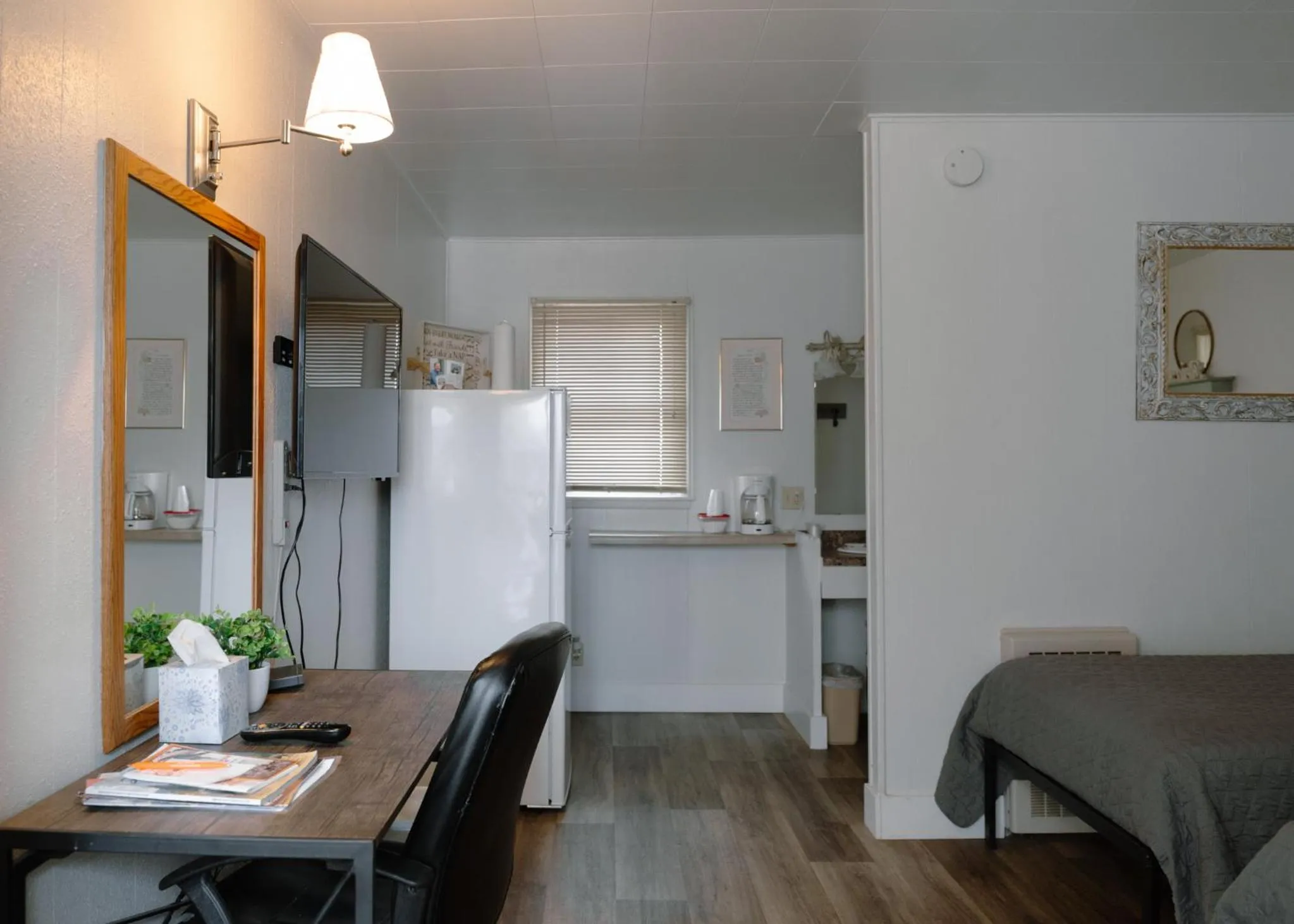 Photo of the whole room in East Side Motel & Cabins