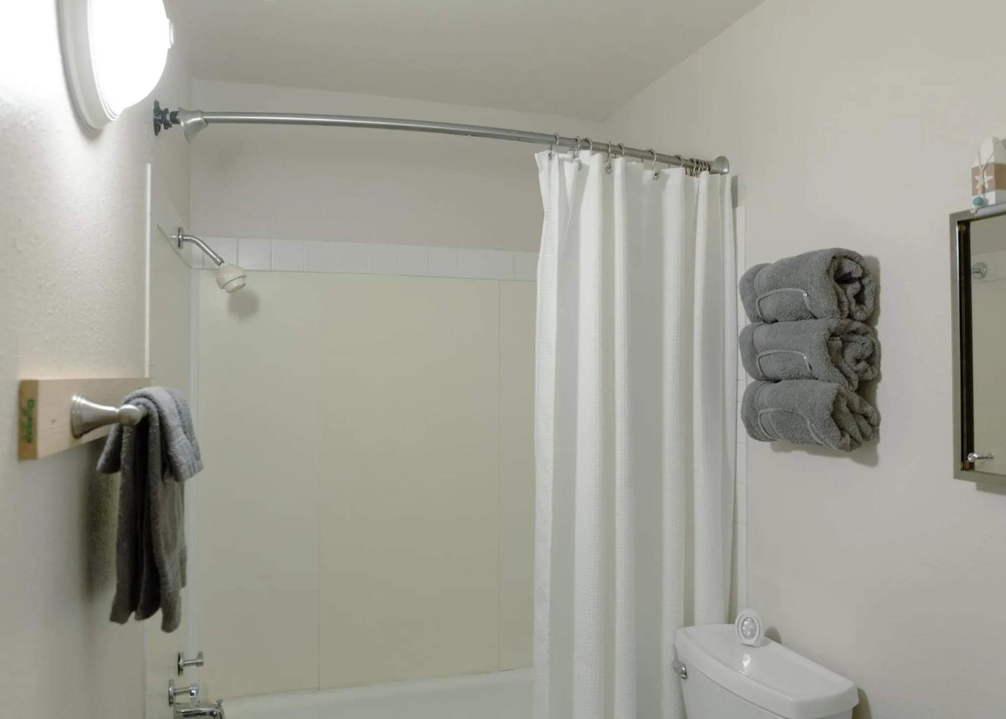 Shower in East Side Motel & Cabins