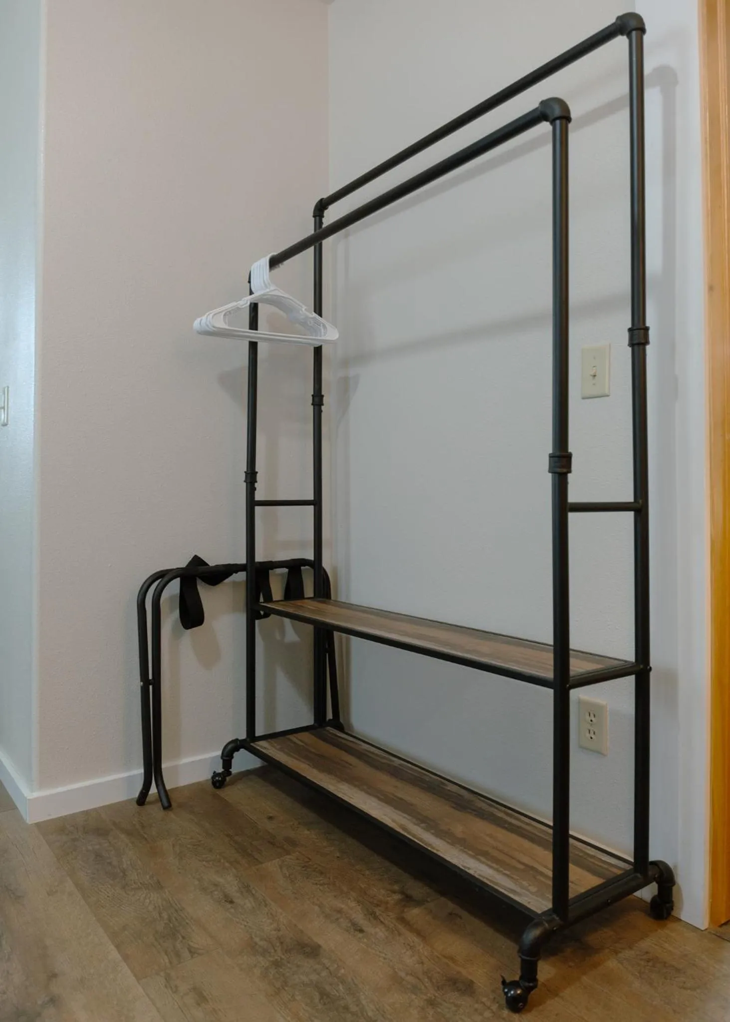 wardrobe in East Side Motel & Cabins