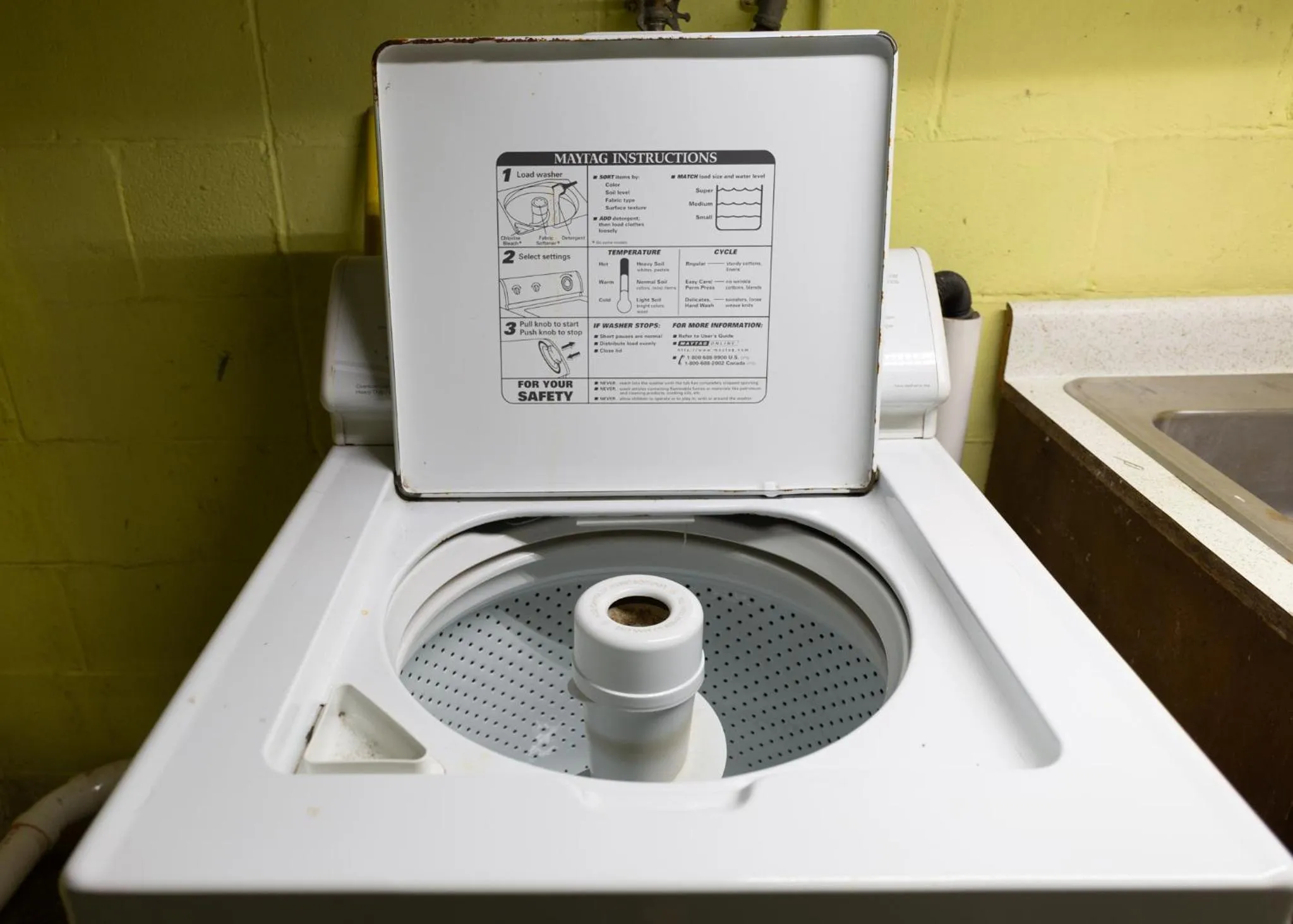 washing machine in East Side Motel & Cabins