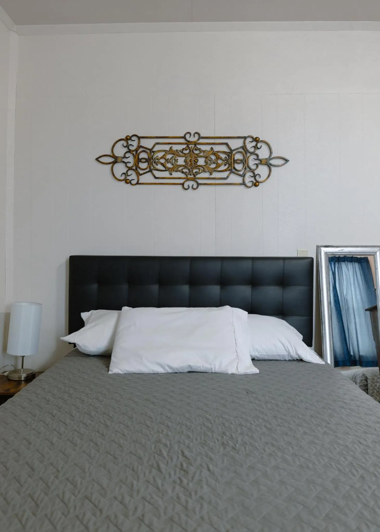 Bed in East Side Motel & Cabins