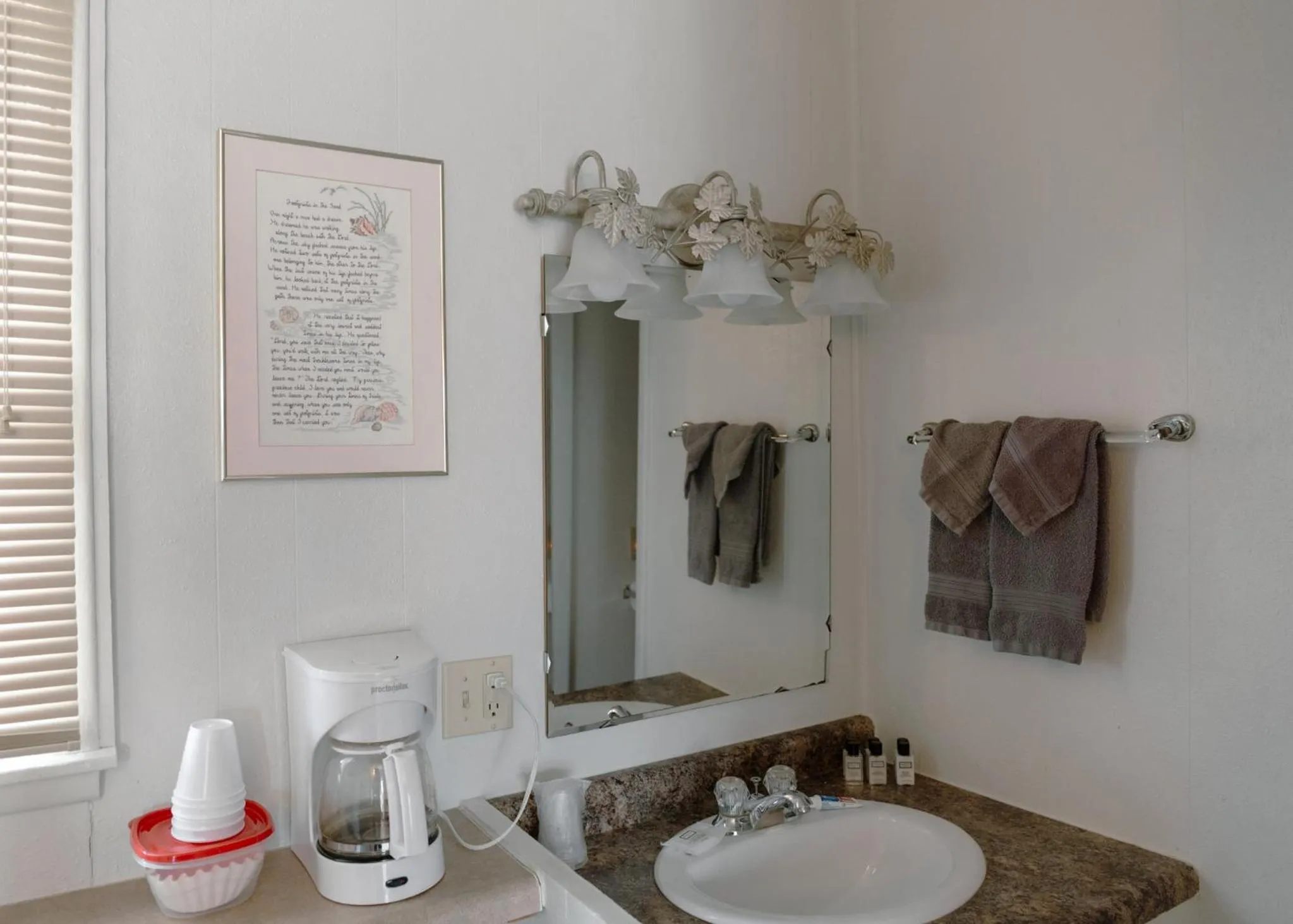 Bathroom in East Side Motel & Cabins