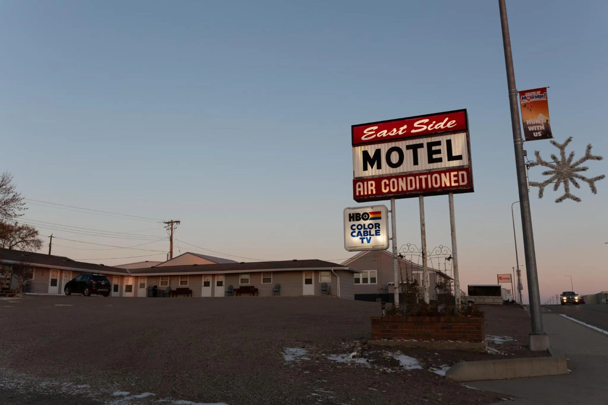 Property building in East Side Motel & Cabins