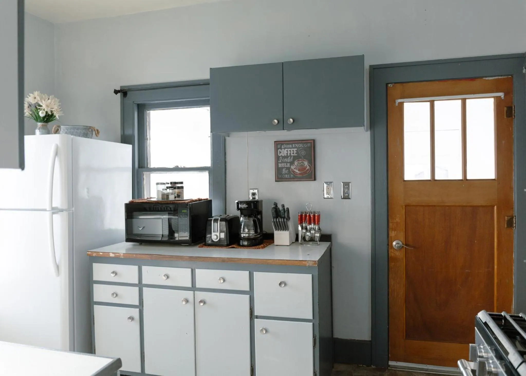 Coffee/tea facilities in East Side Motel & Cabins