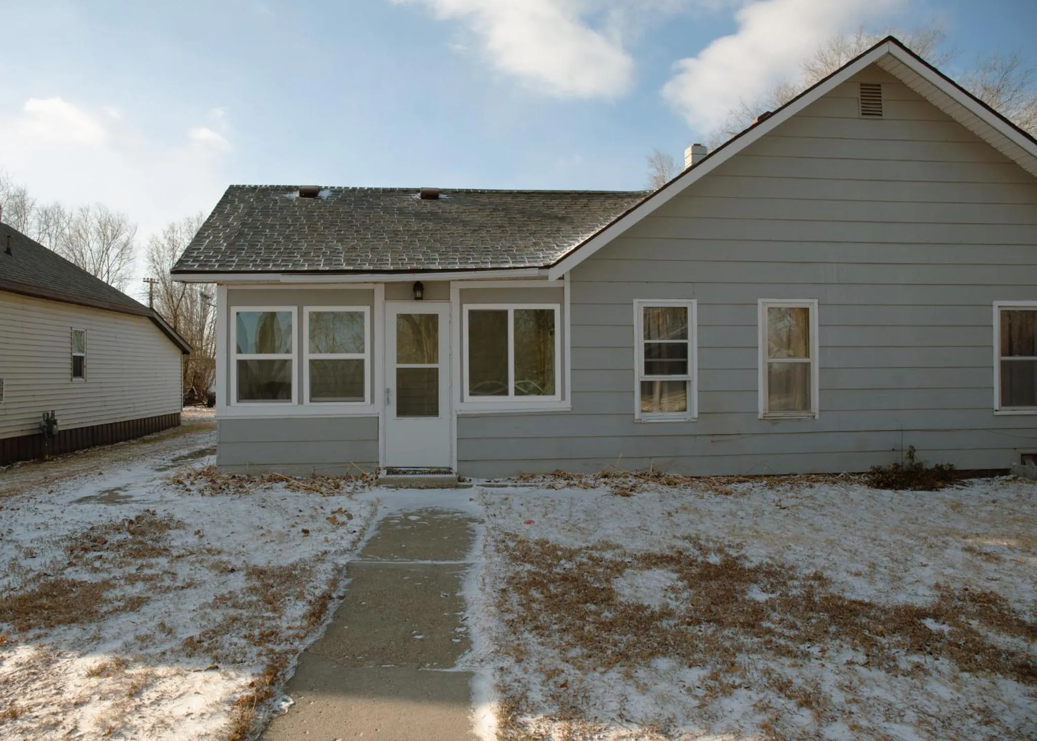 Property building in East Side Motel & Cabins