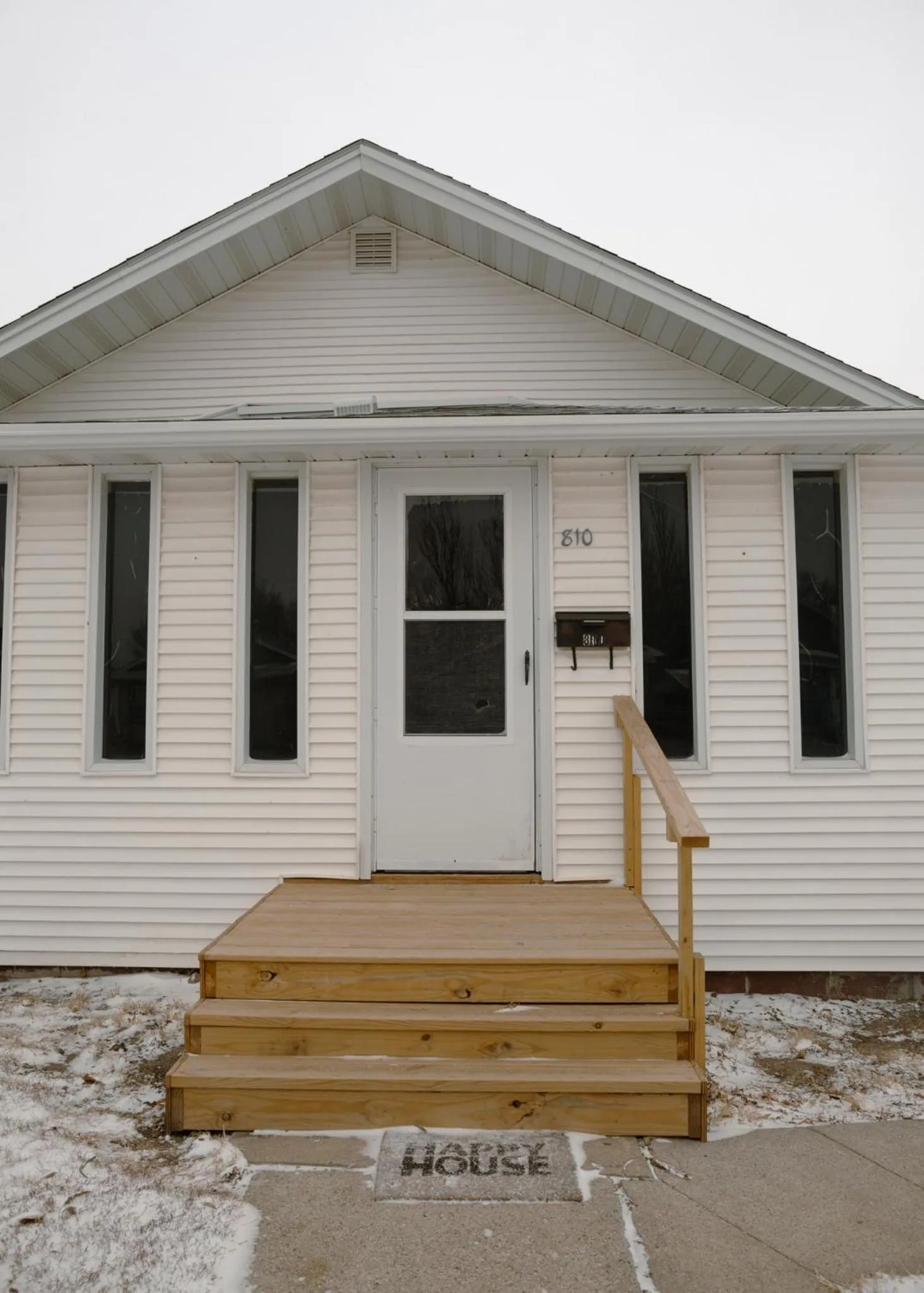 Property building in East Side Motel & Cabins