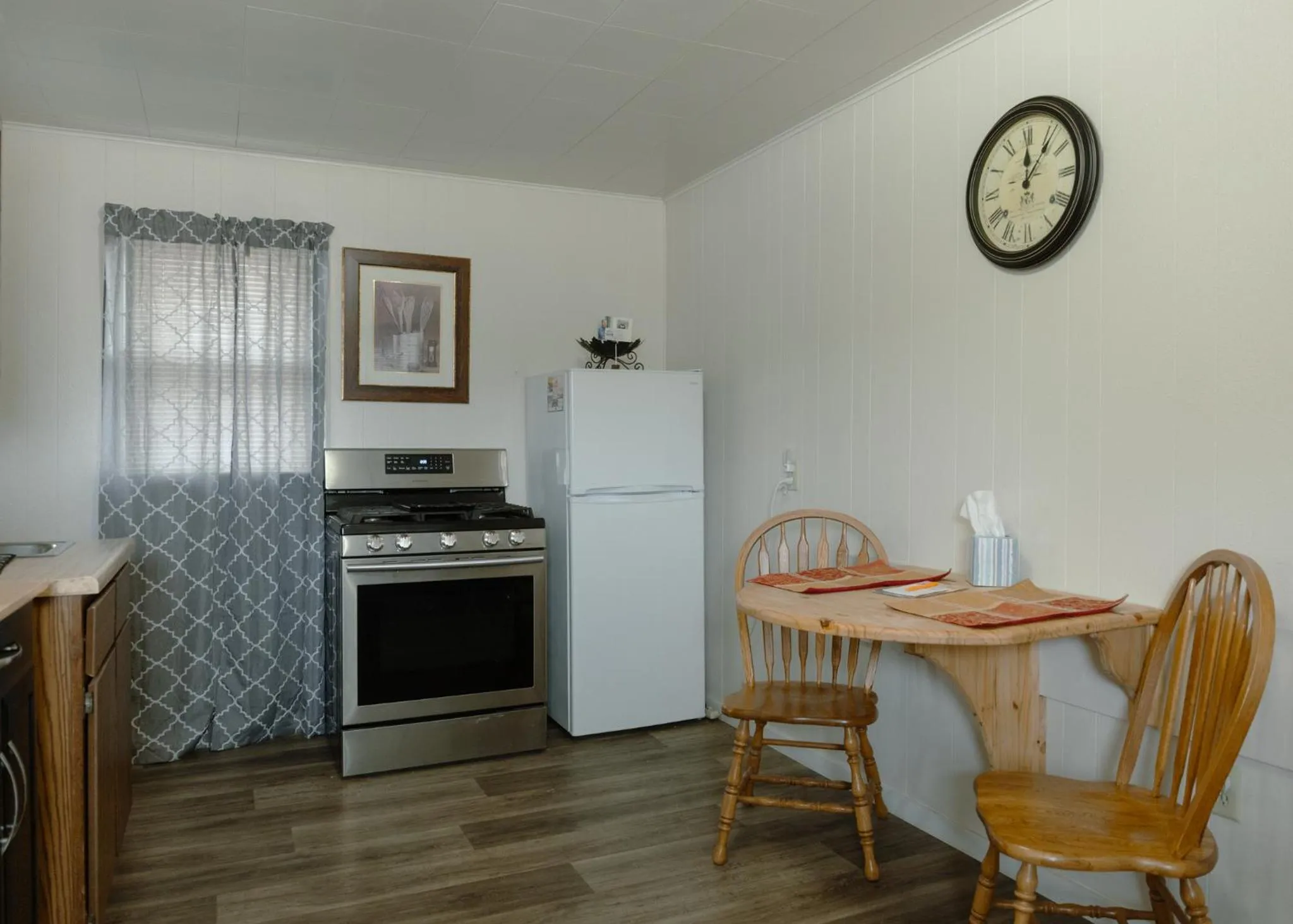 Kitchen or kitchenette in East Side Motel & Cabins