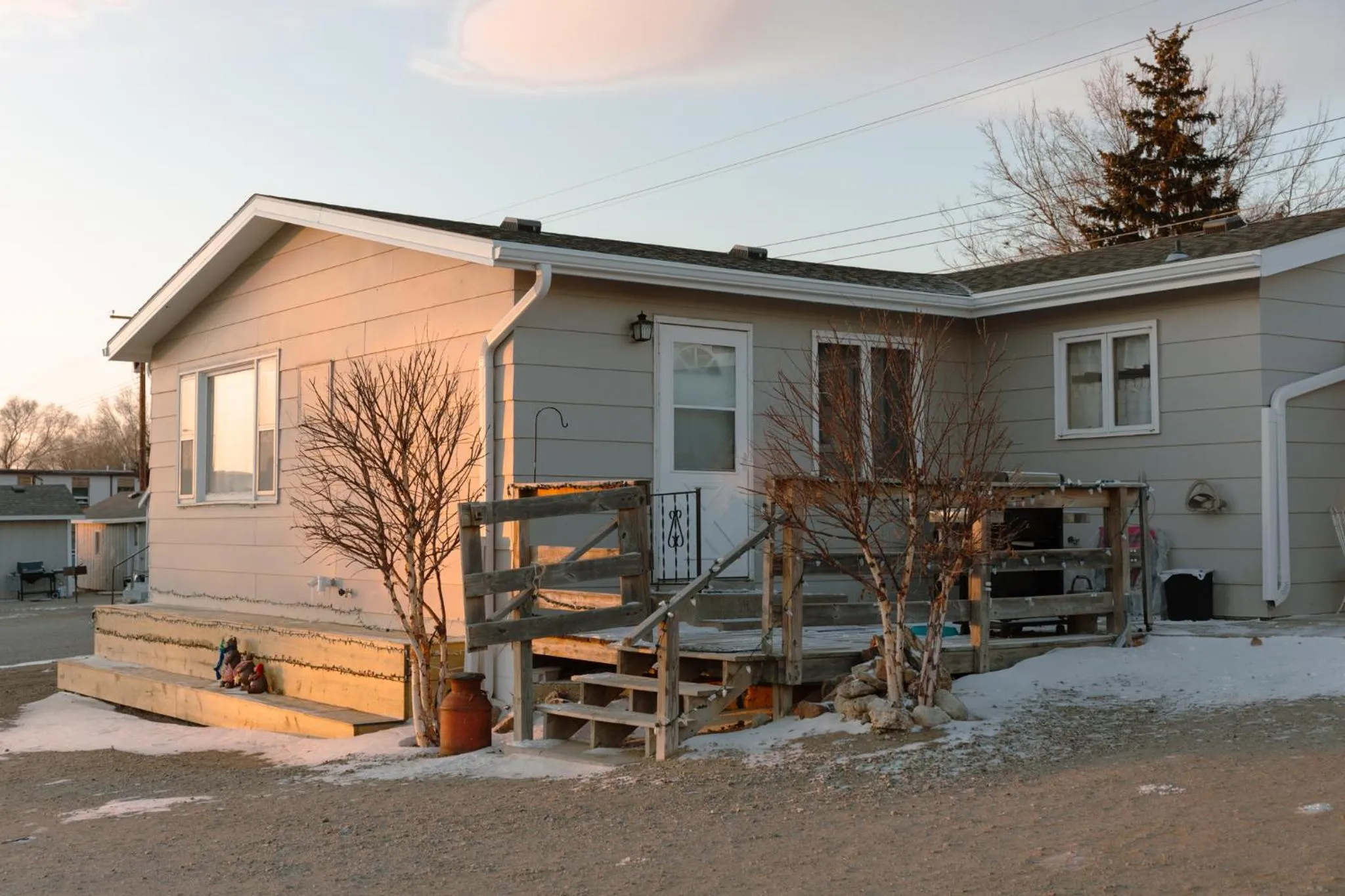 Property building in East Side Motel & Cabins